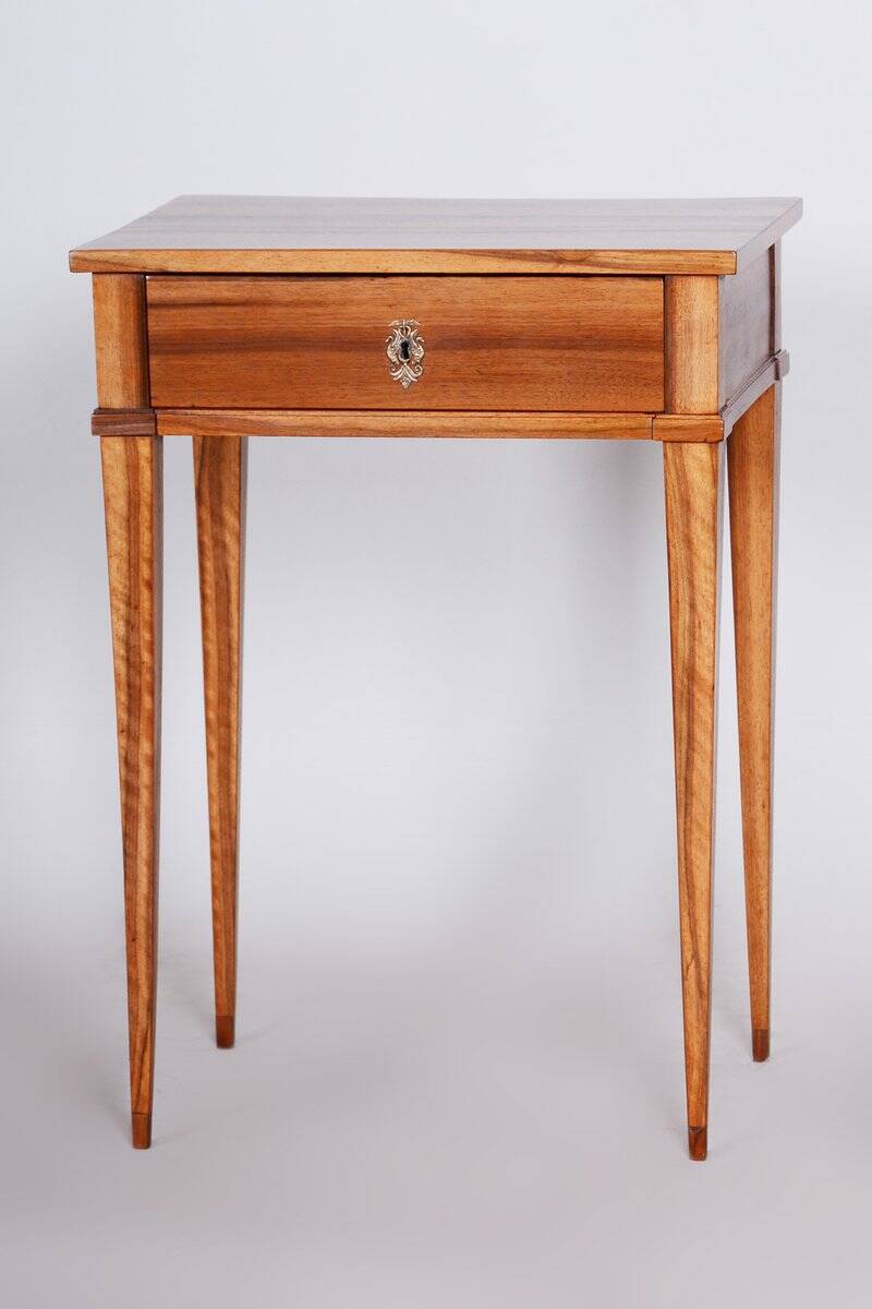 Table d'appoint Biedermeier en noyer, années 1820