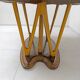 Table à manger italienne du milieu du siècle avec plateau en verre et base sculpturale en érable.