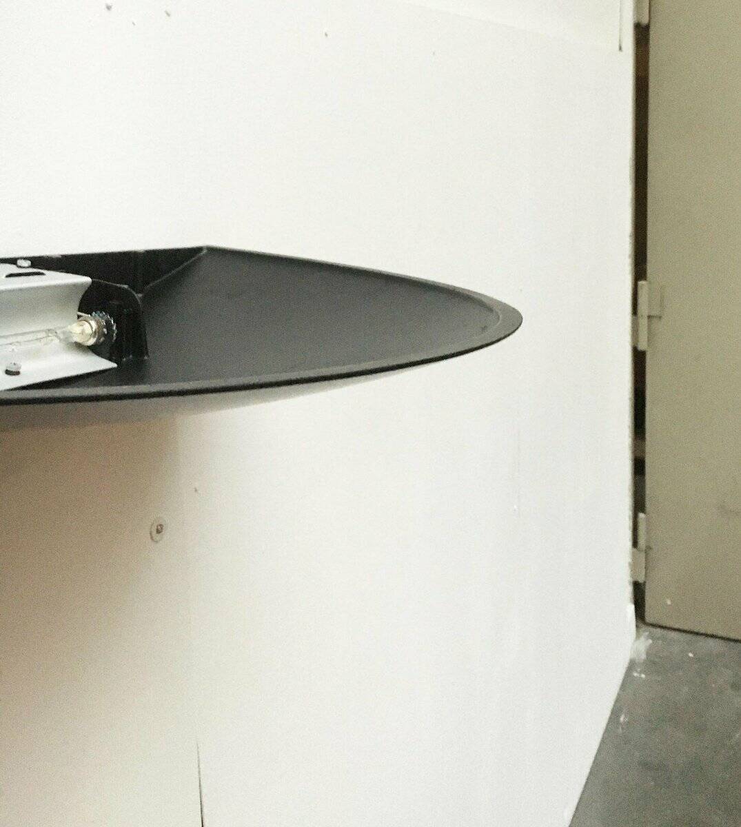 Postmodern Italian wall lamps model Piatto D9 by Sandro Colbertaldo and Paolo Rizzatto for Luceplan, set of 2.