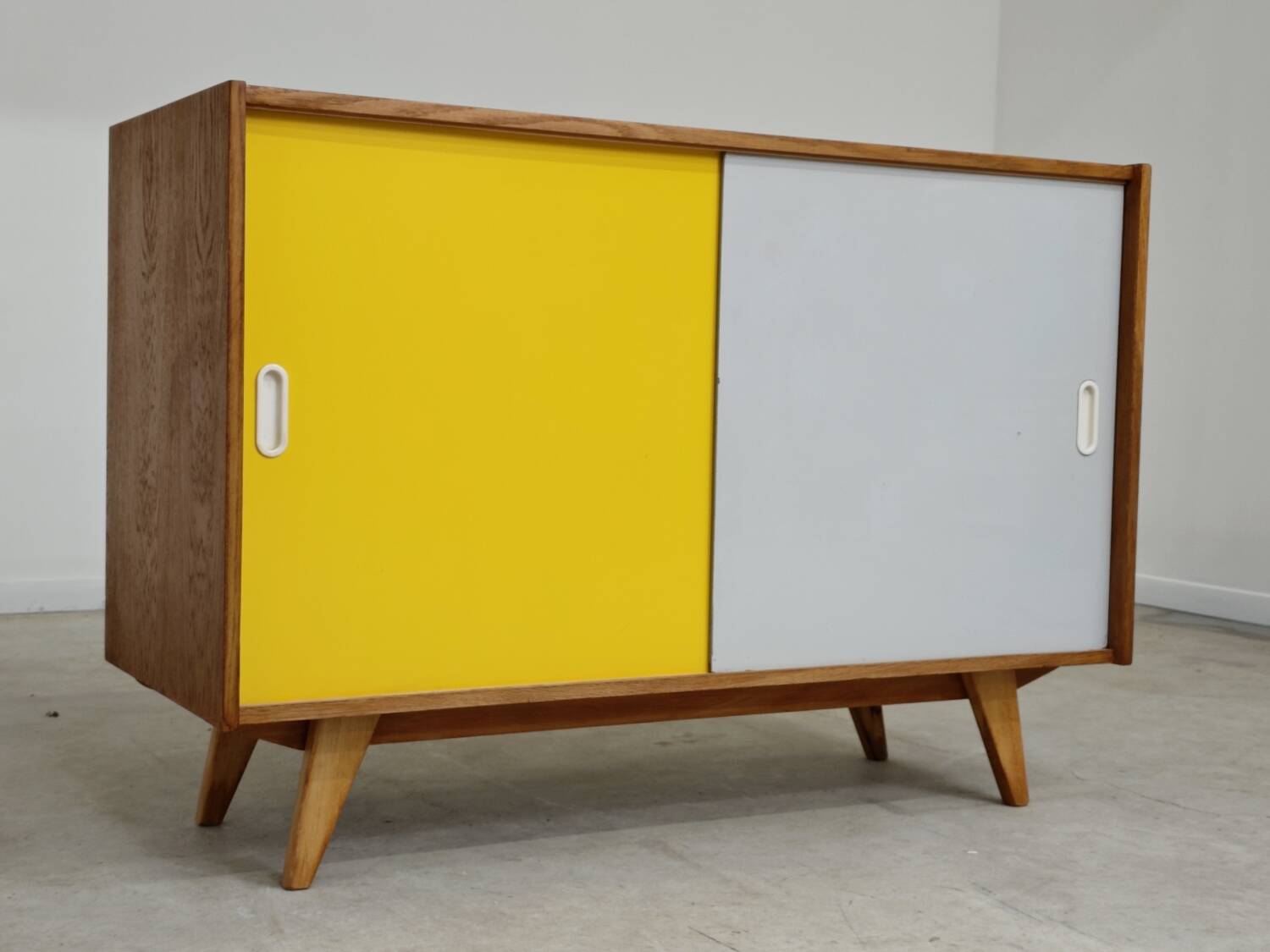 Buffet U-452 jaune et gris par Jiri Jiroutek pour Interier Praha 1960