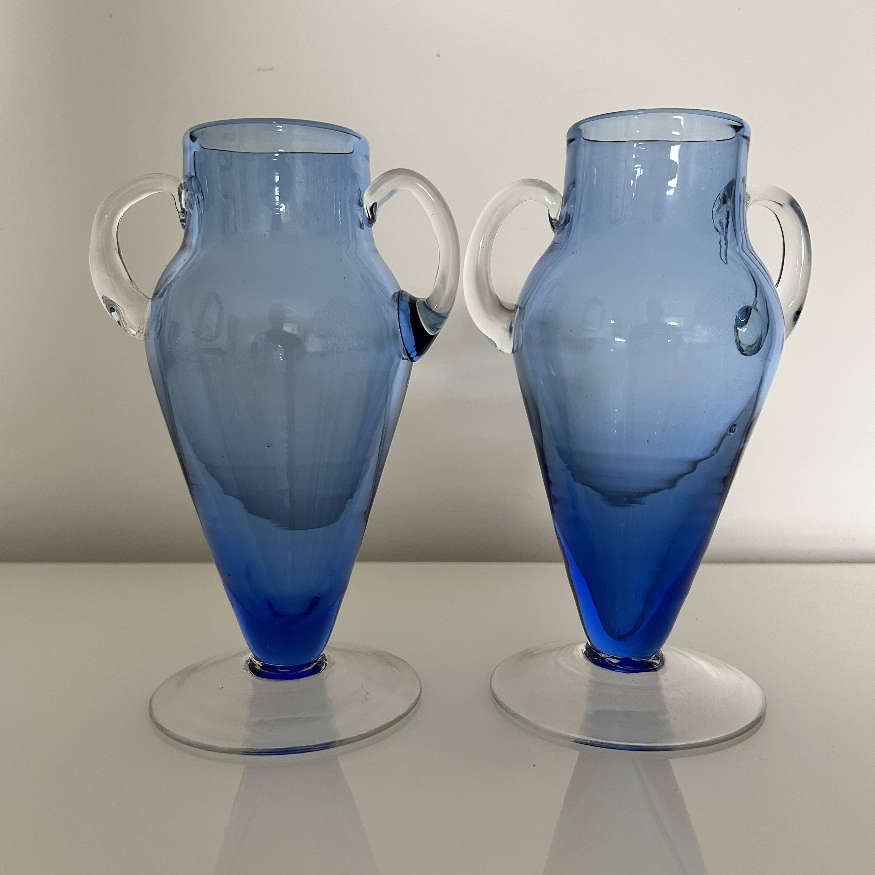Paire de vases en verre bleu glacier
