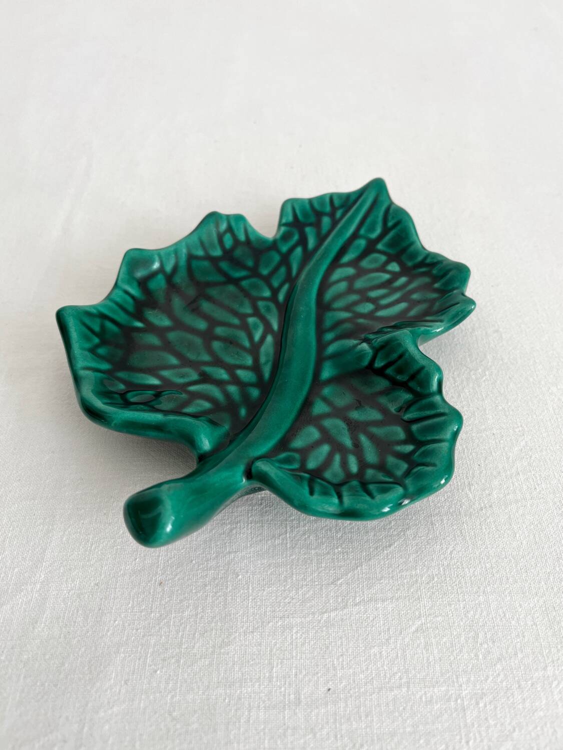 Vallauris green leaf slip bowl