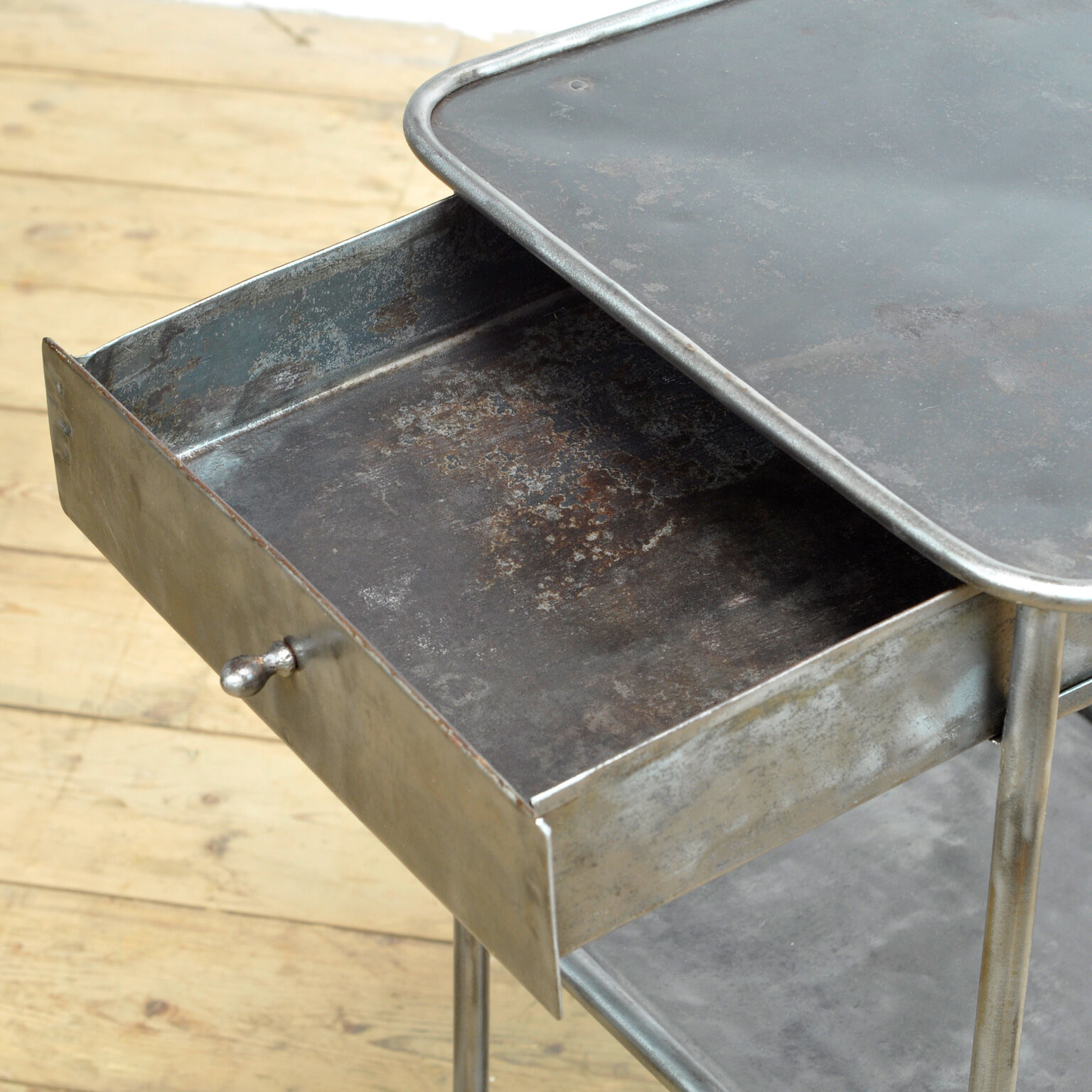 Paire de tables de chevet, années 1910