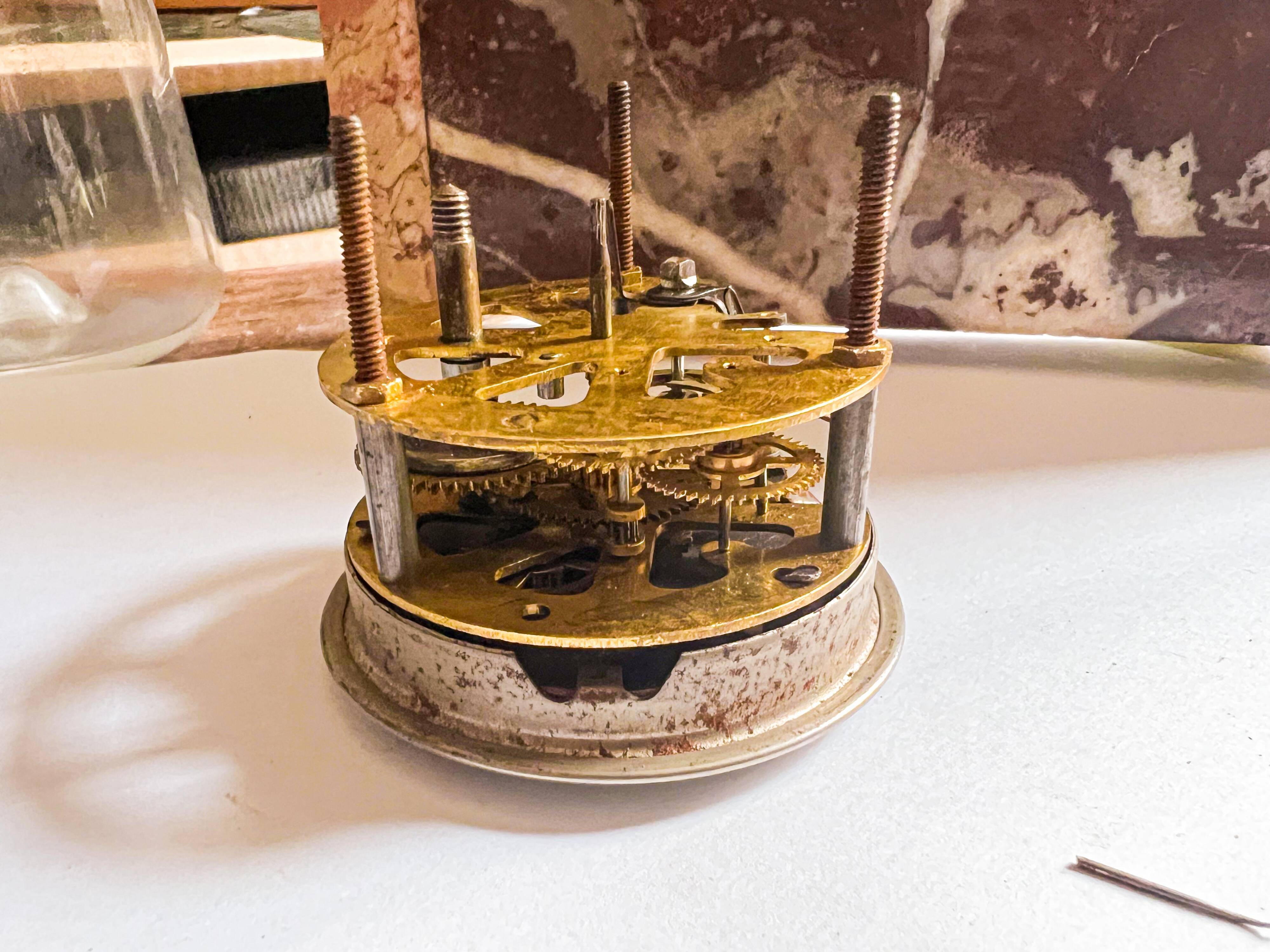 Ancienne horloge et paire de serres livres bibliotheque cheminée
