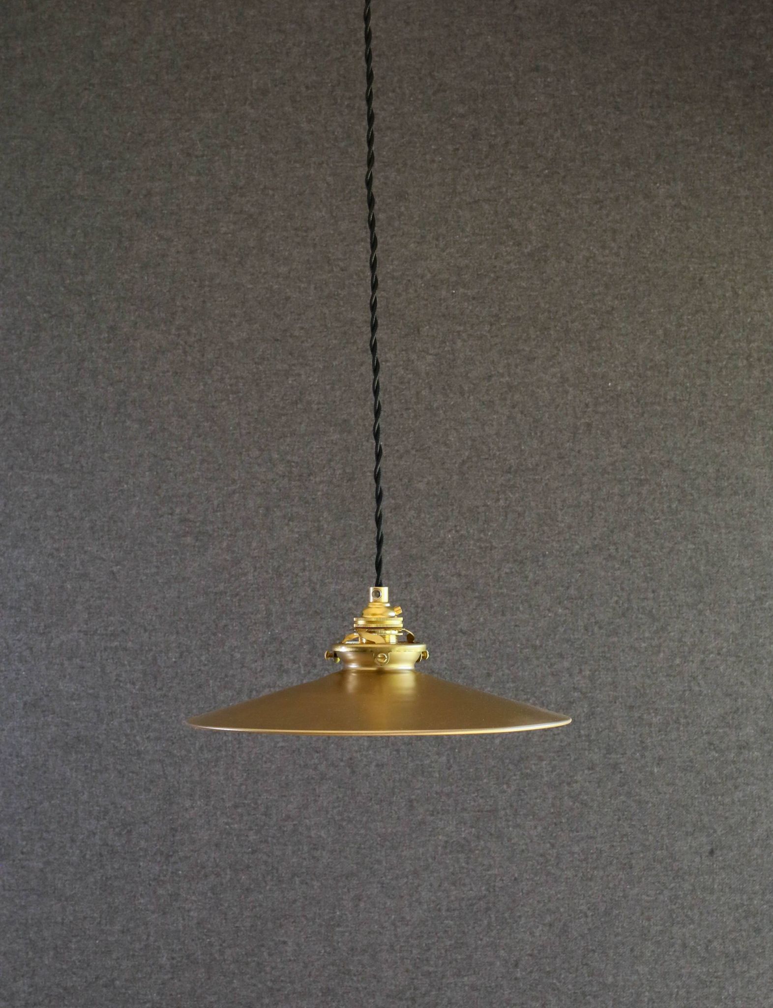 suspension opaline ancienne peinte en doré, livrée avec cable et douille neufs