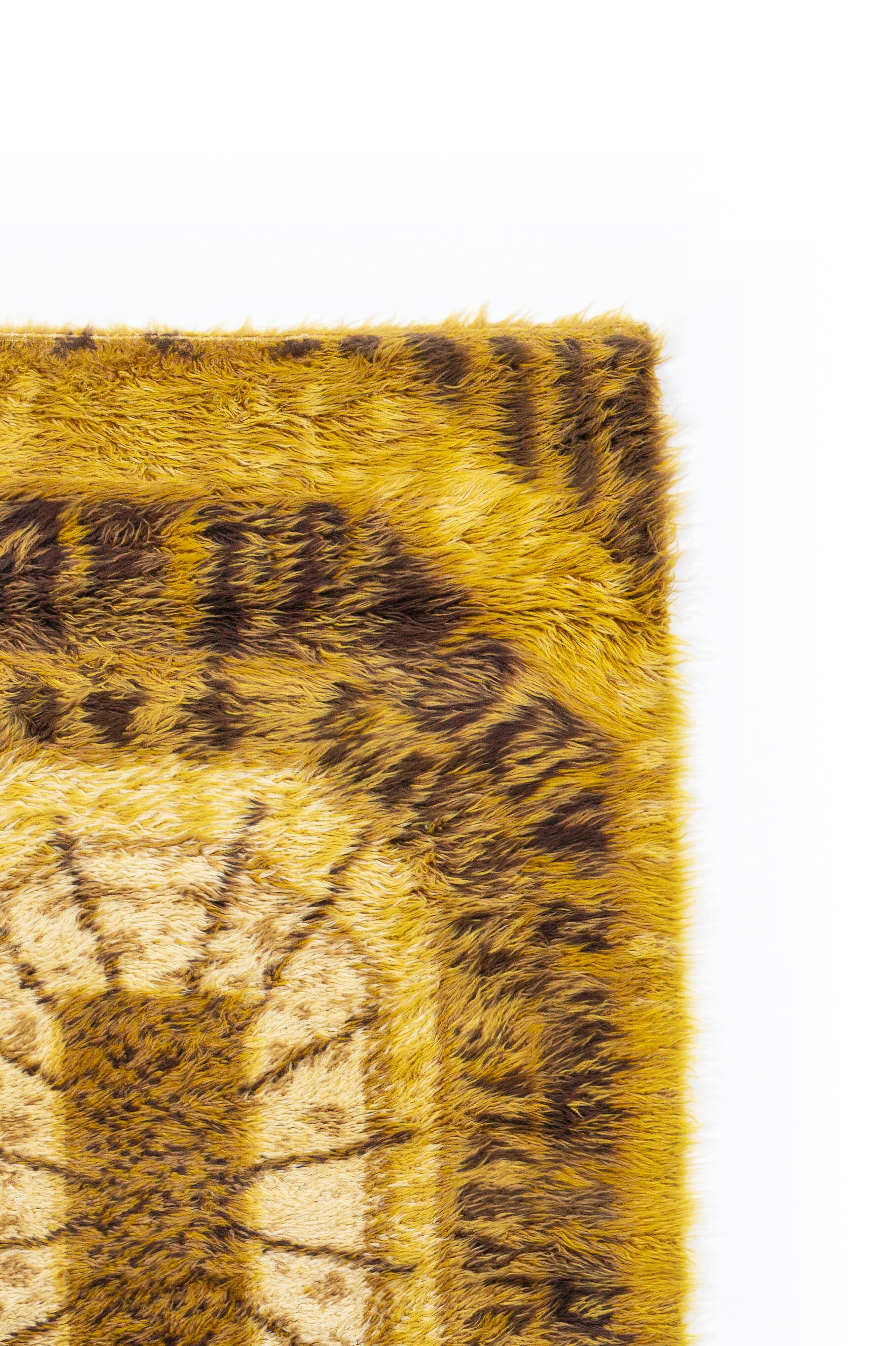 Scandinavian style mid-century modern long pile rug. 142 x 86 cm (56 x 34 i