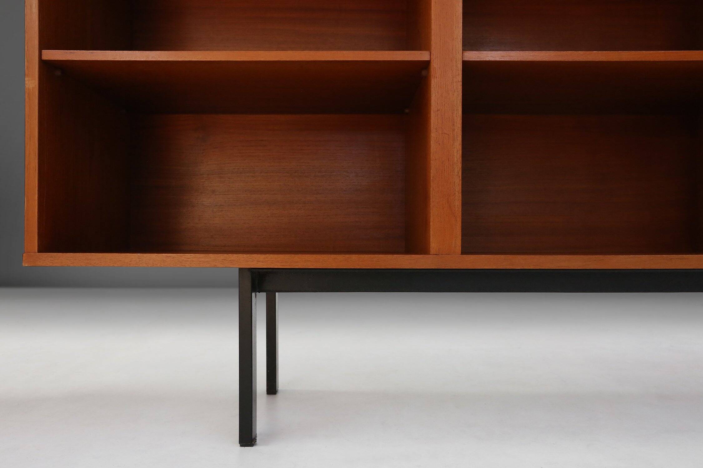 Ensemble de trois cabinets en teck du milieu du siècle, Belgique, années 1960.