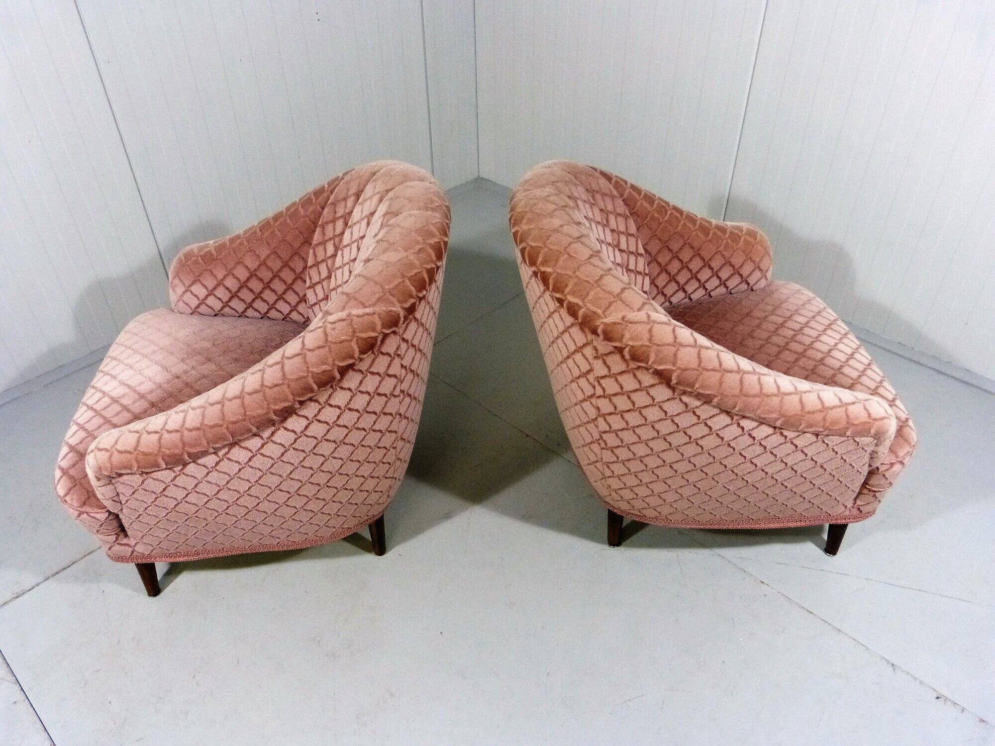 Ensemble de 2 fauteuils club en velours rose années 1950