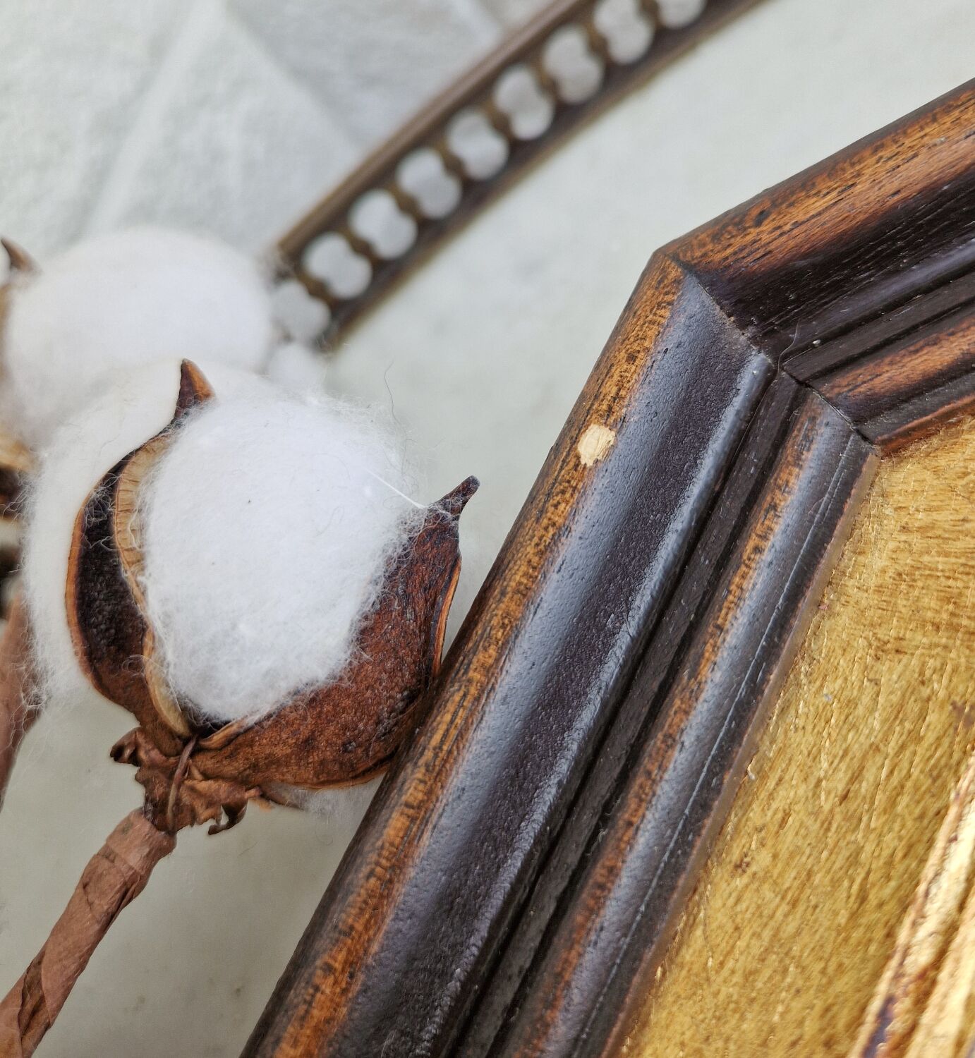 Miroir ancien en bois octogonal noir et doré