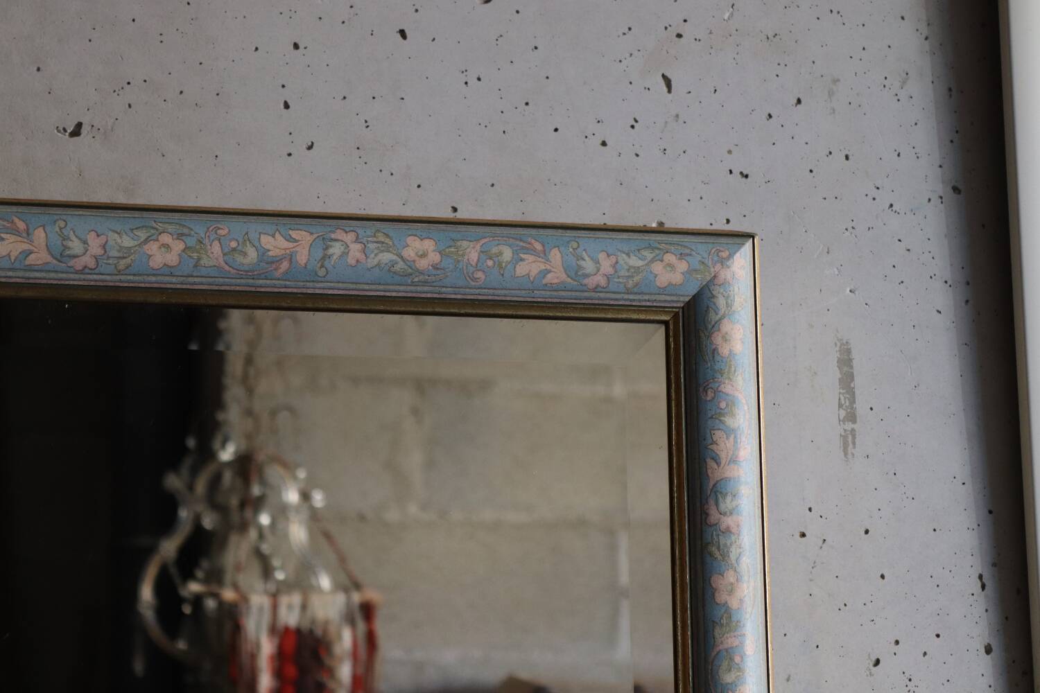 Miroir en bois peint, décor fleuri vintage