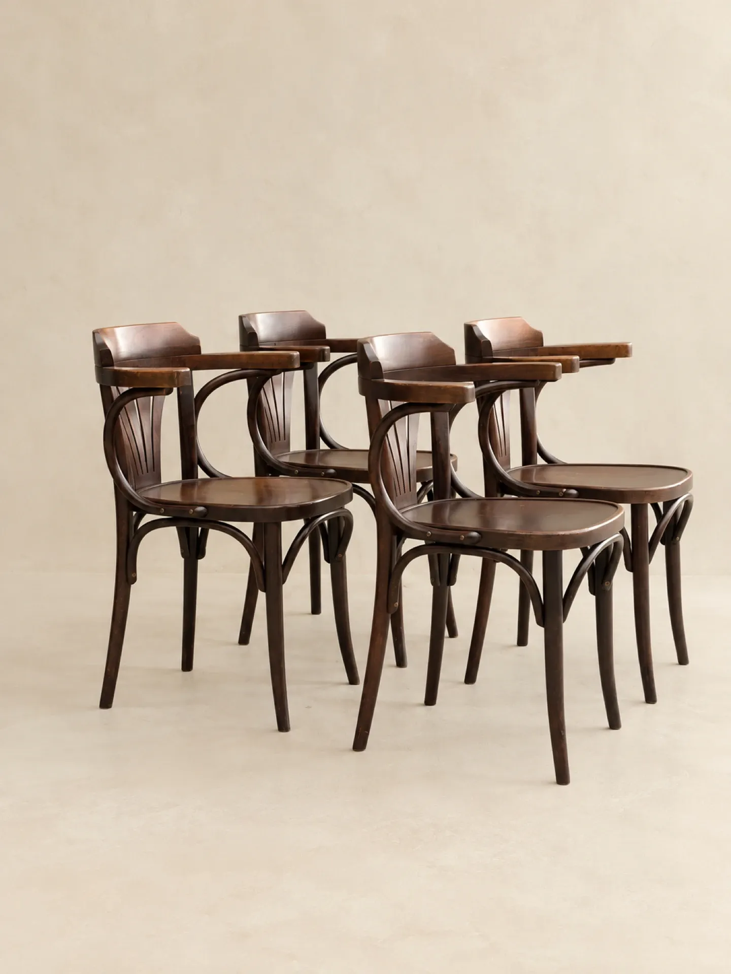 Set of 4 vintage bentwood bistro chairs with armrests – Styl