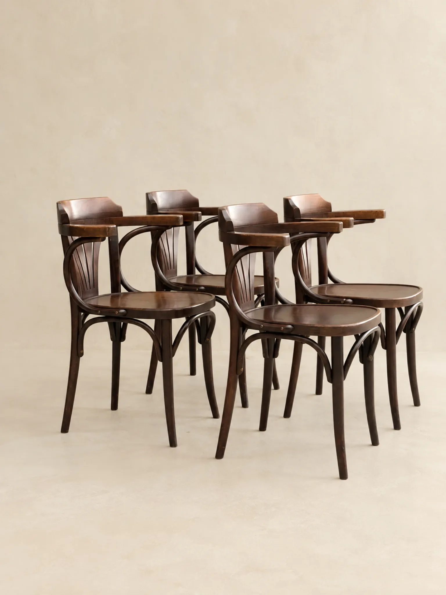 Set of 4 vintage bentwood bistro chairs with armrests – Styl