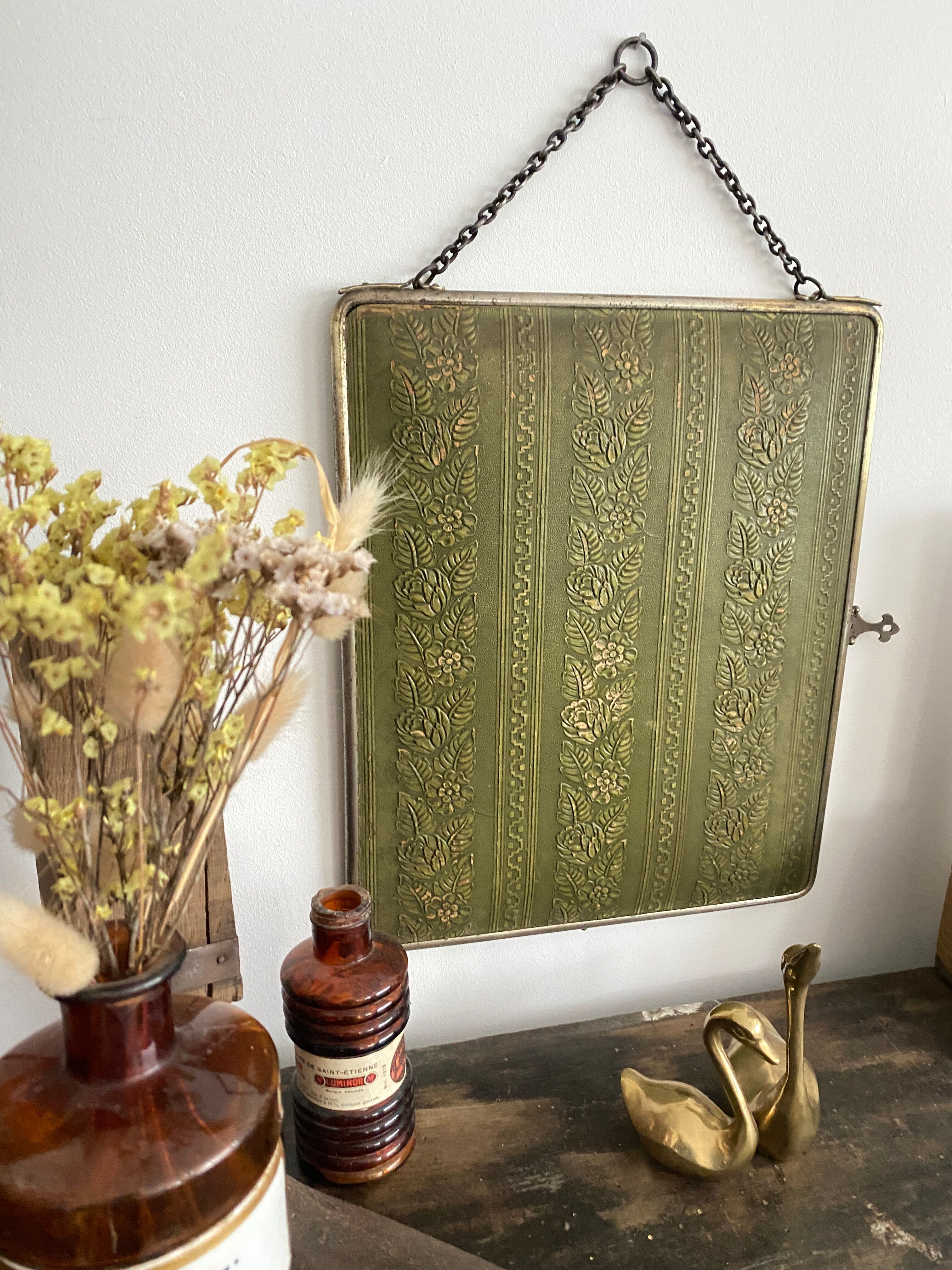 Barber mirror with chain 33 x 28 cm