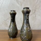 Paire de vases en bronze - Motifs asiatiques en relief en cuivre
