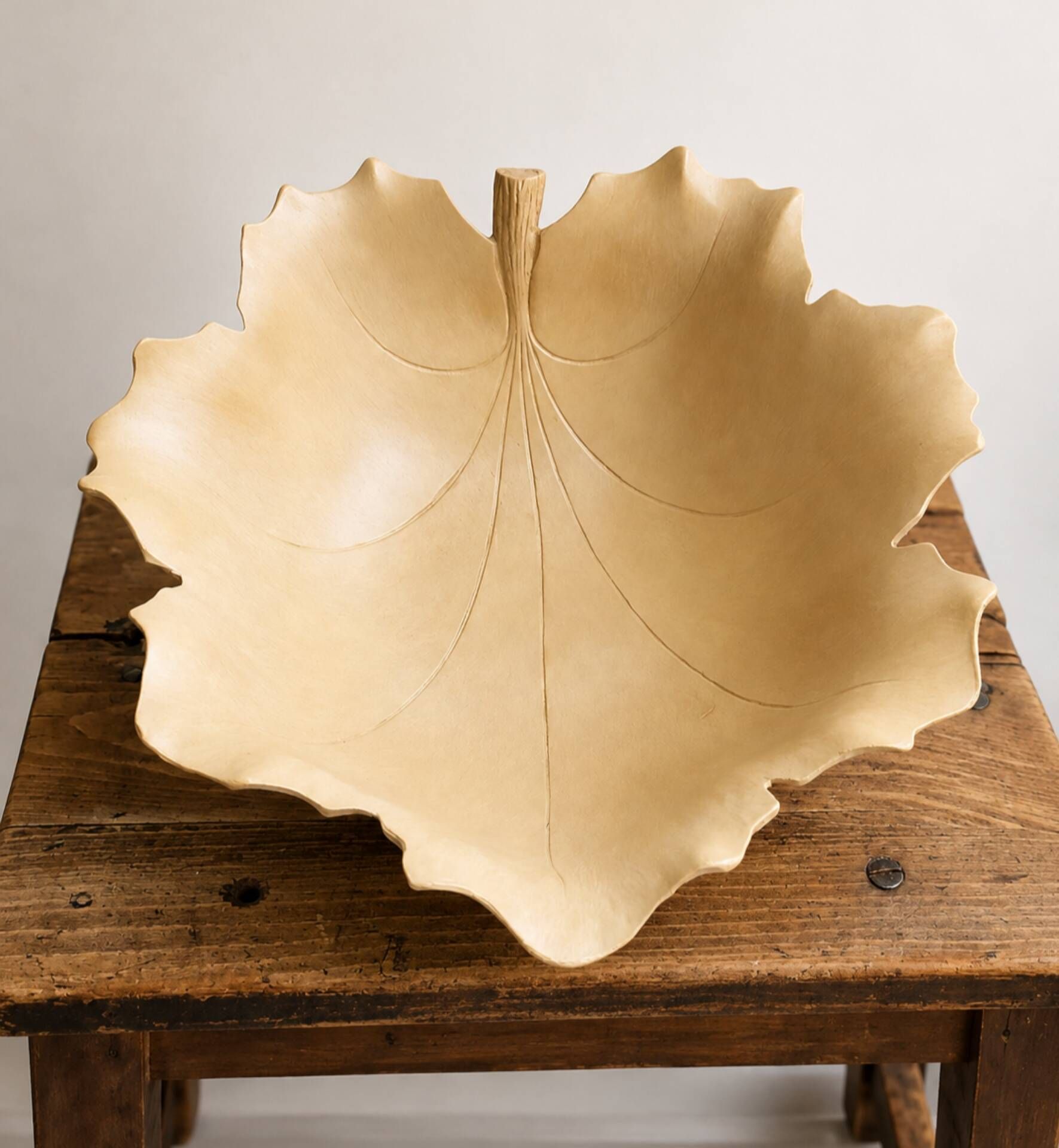 Large fruit bowl, leaf-shaped • Vintage