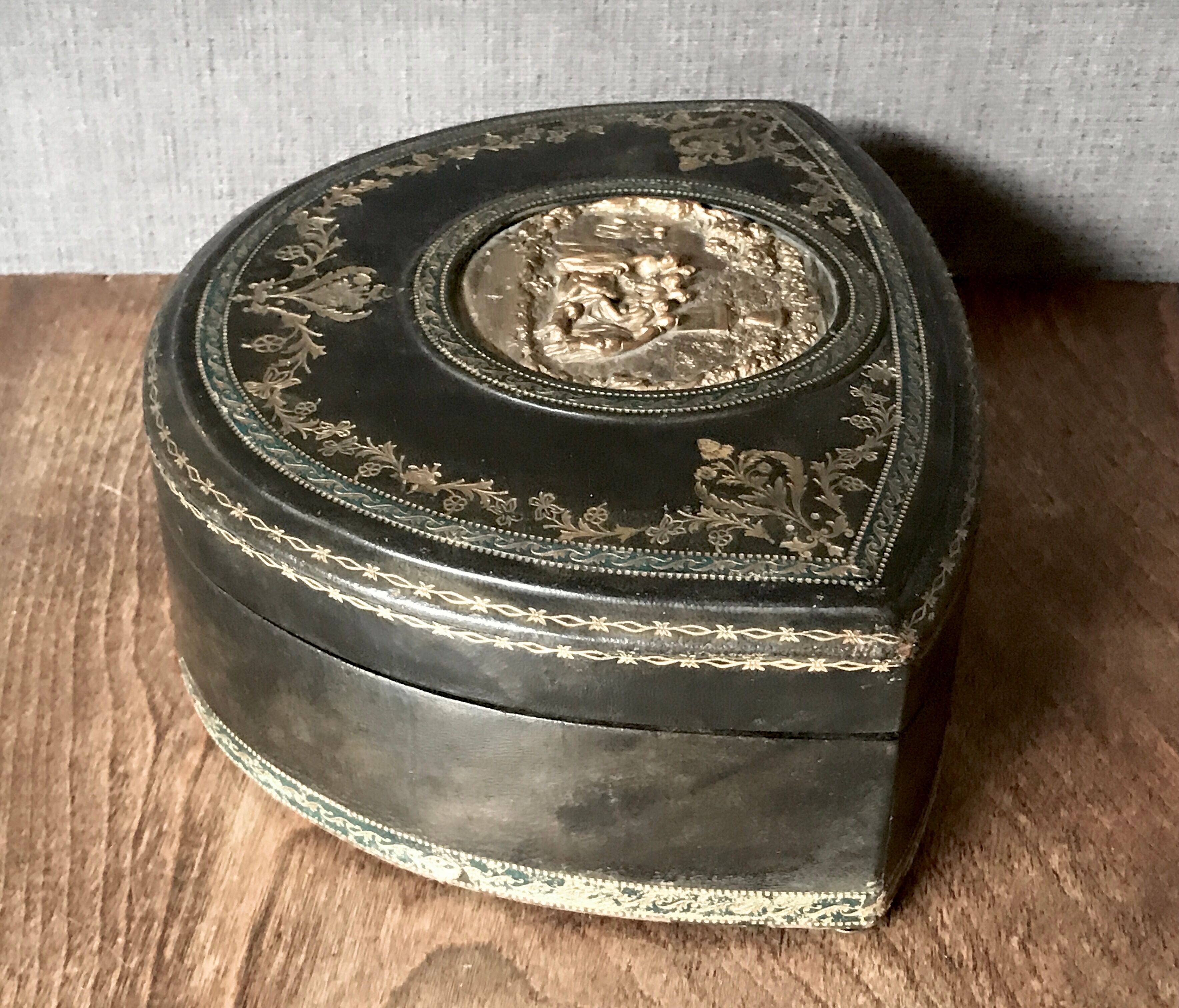 Old large leather jewelry box with a central medallion, XIX century, Napoleon III