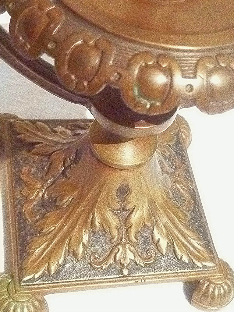 Vintage 4-legged candle holder