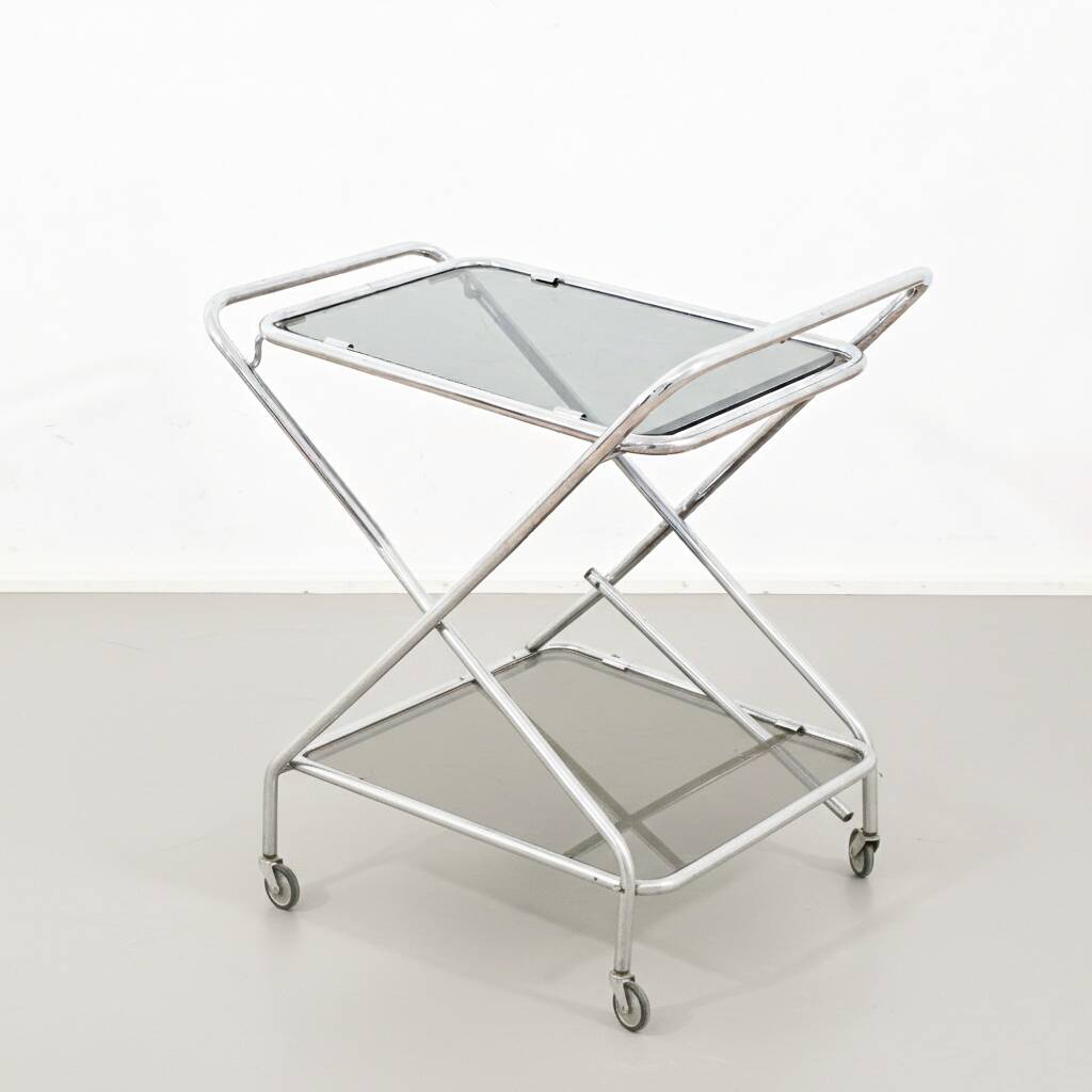 Desserte roulante moderniste en métal chromé et verre, années 1970