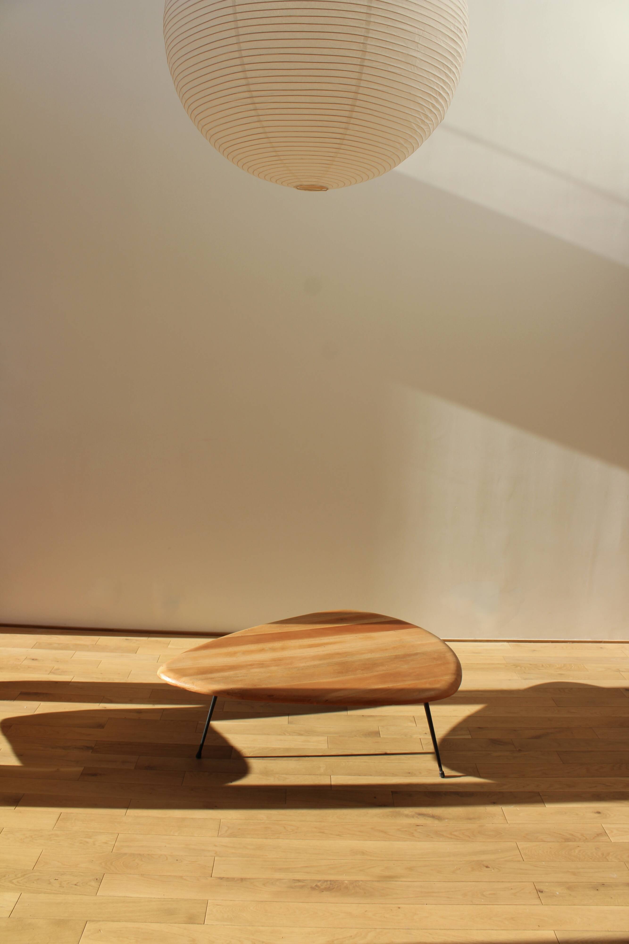 Table basse forme libre en bois massif