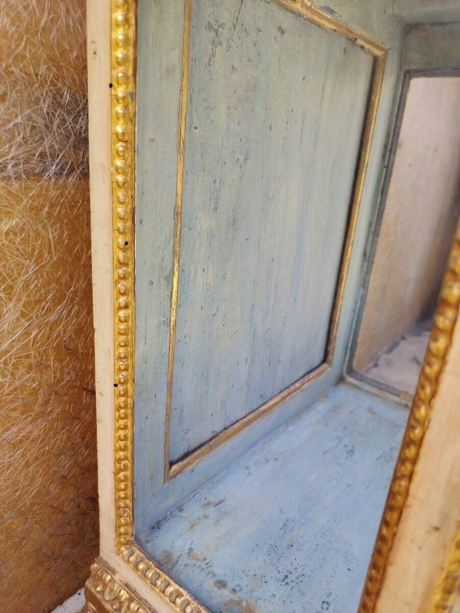 Italian display cabinet from the mid-18th century, Louis XV period, in lacquered and gilded wood.