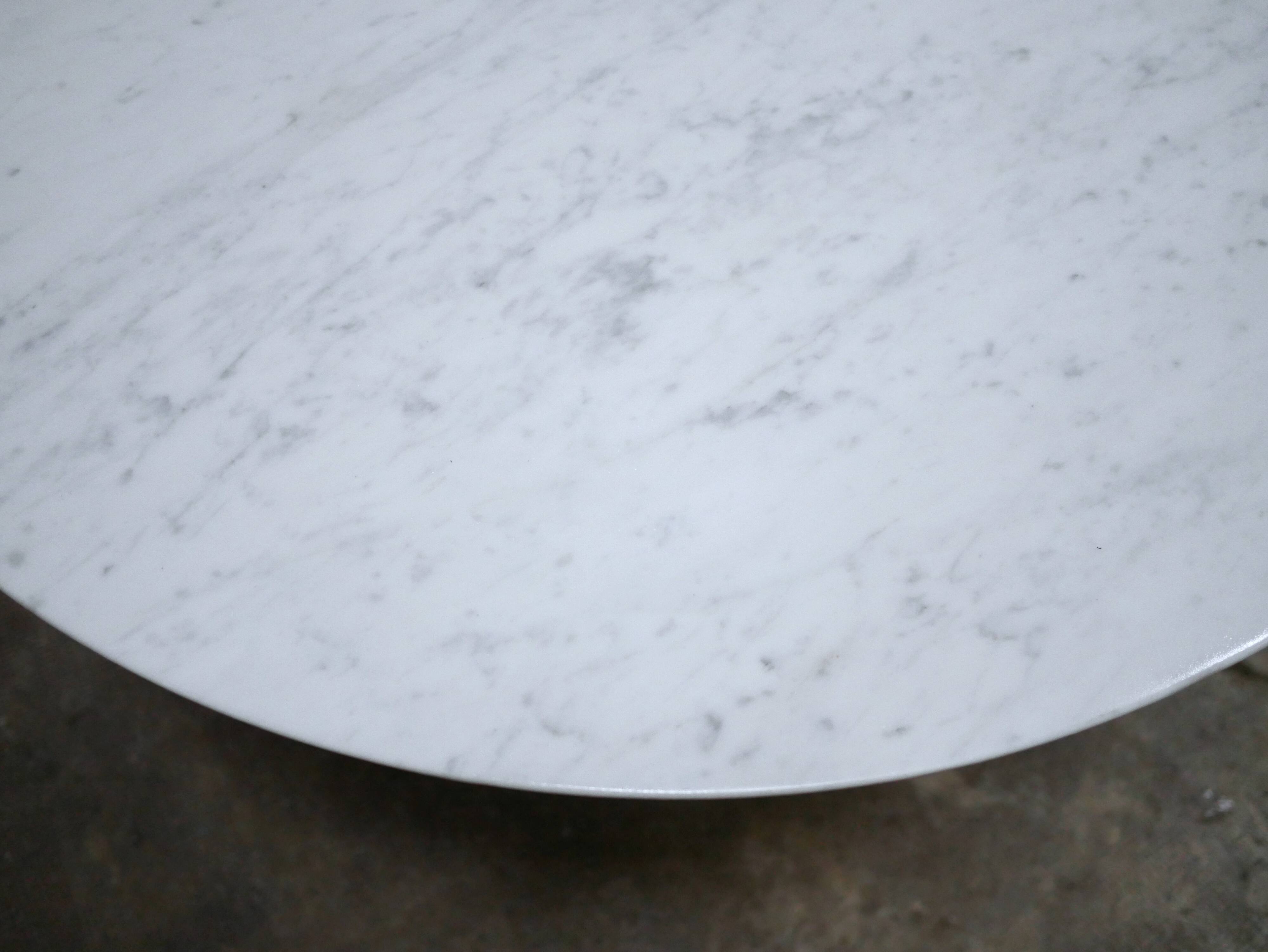 Round tulip table in marble by E. Saarinen for Knoll International