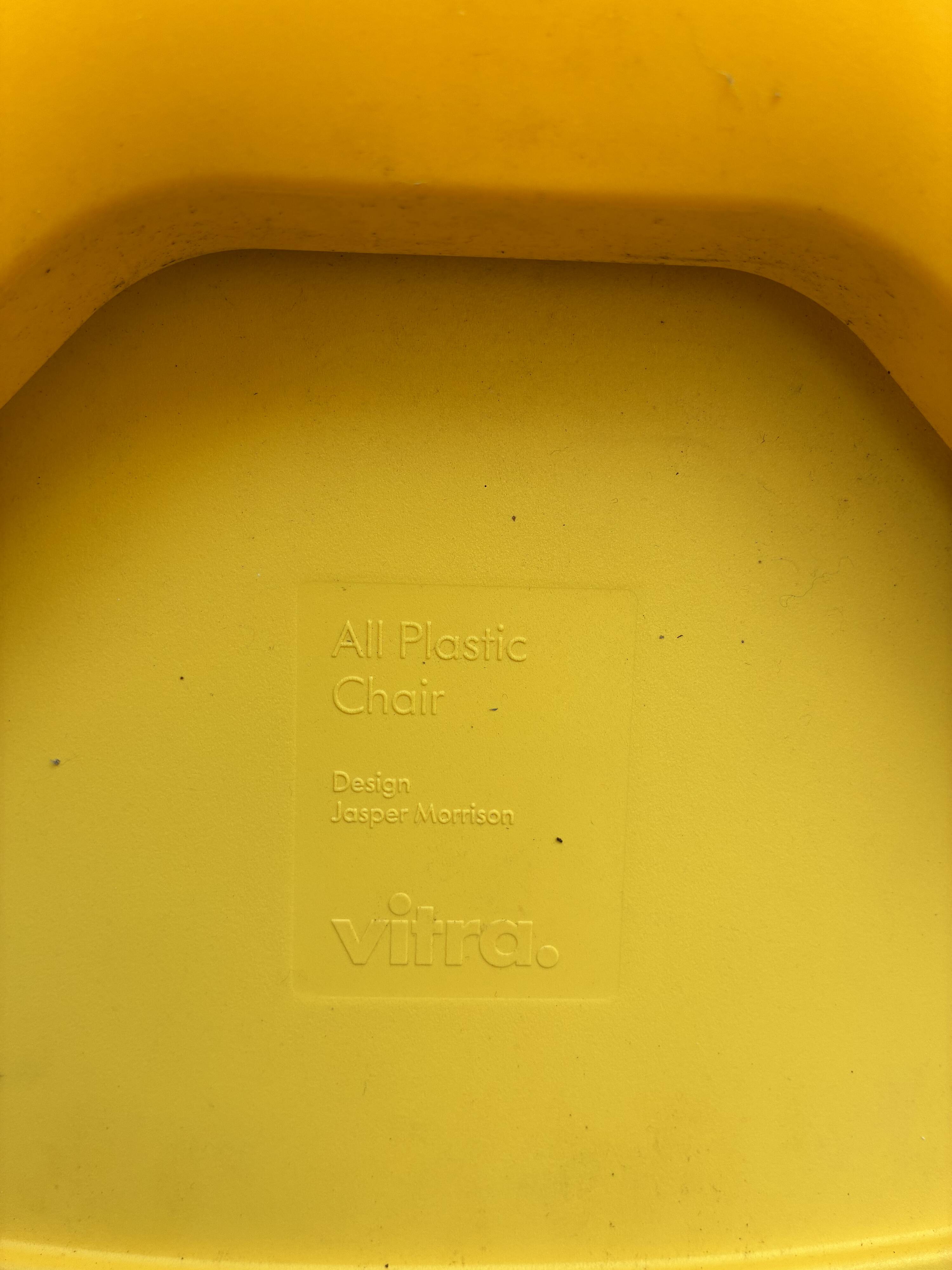 Chaises All Plastic Chair APC bouton d'or Vitra