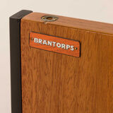 Un meuble mural indépendant en deux parties de style mi-siècle par Brantorps, Suède, années 1960.