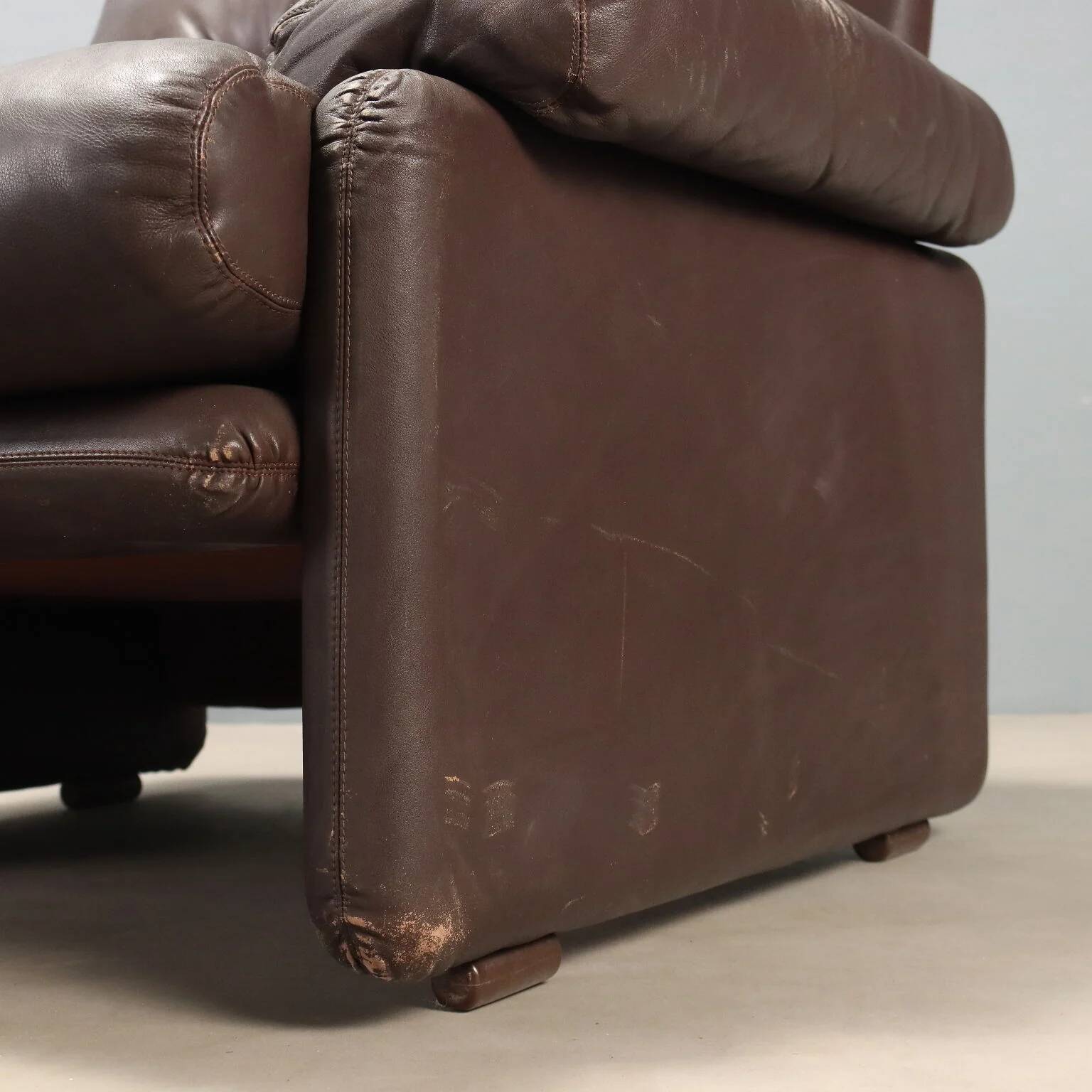 Pair of brown leather armchairs "Coronado"