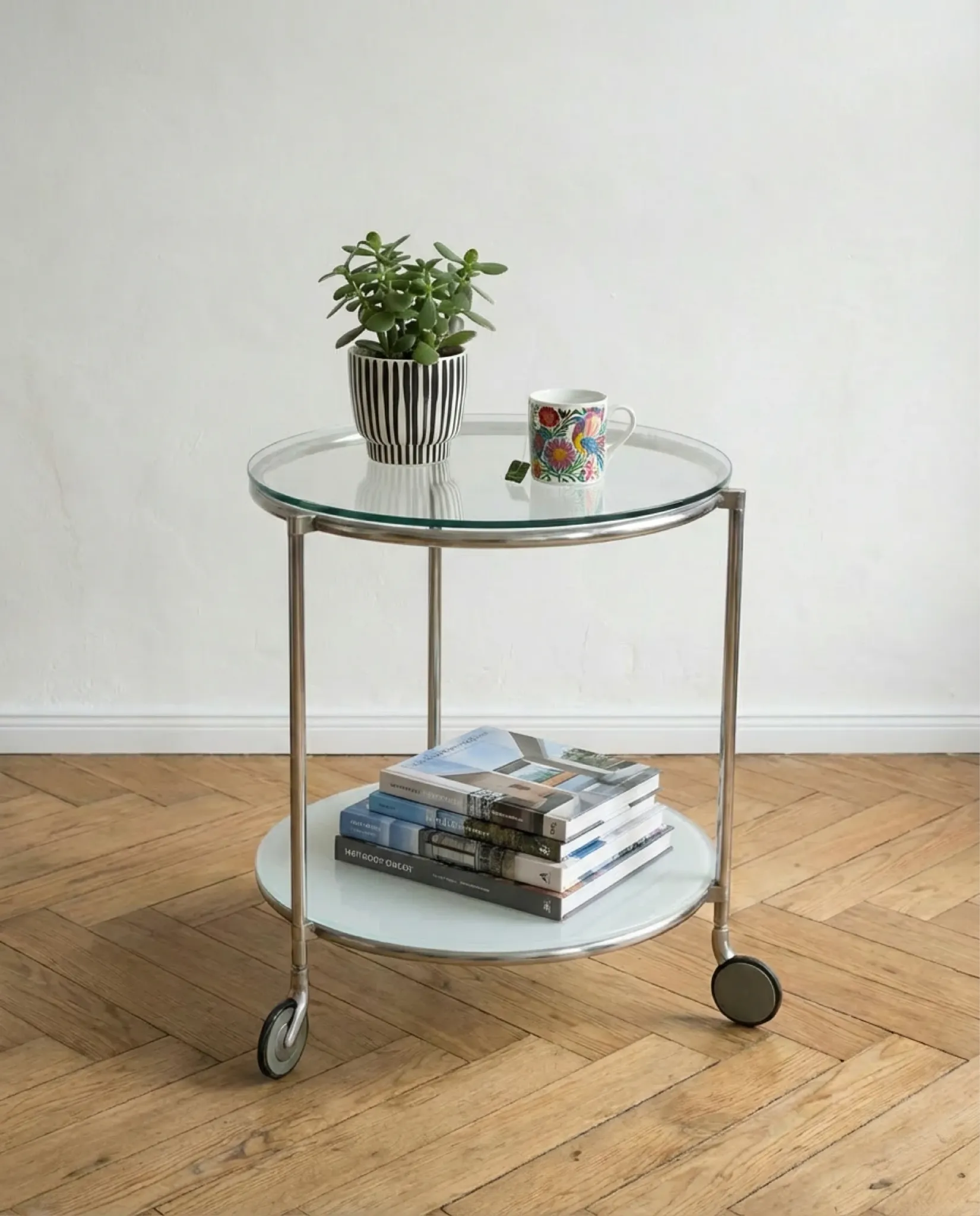 Desserte ronde / table d’appoint ou de lit — design Ehlen Johansson