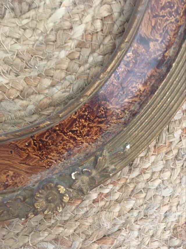 Oval frame in wood and gilded stucco
