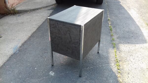 Meuble industriel genre buffet vers 1960 en acier poli et vernis mat