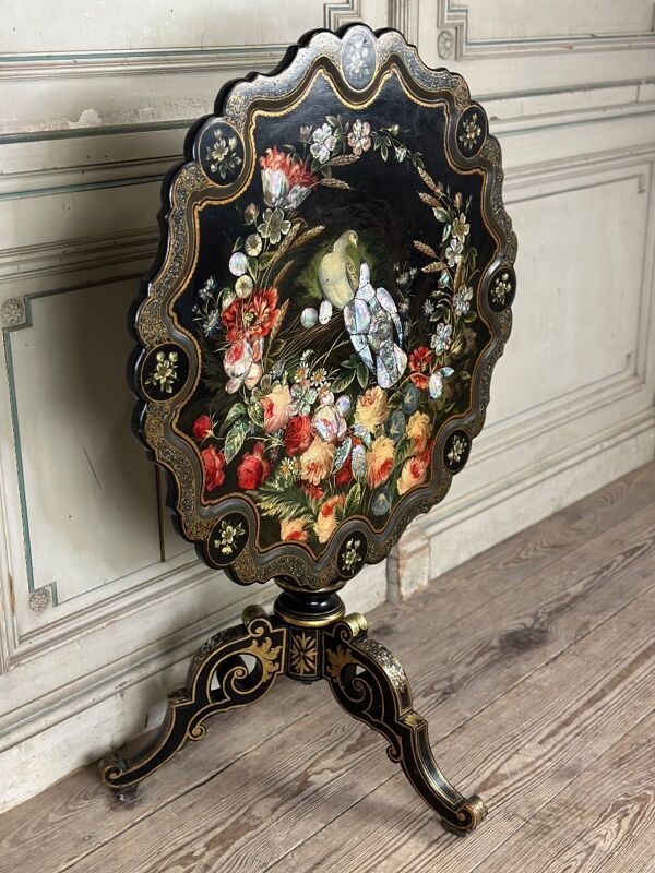 Guéridon Napoléon III, plateau basculant en bois noirci, décor burgauté de fleurs et d’oiseaux