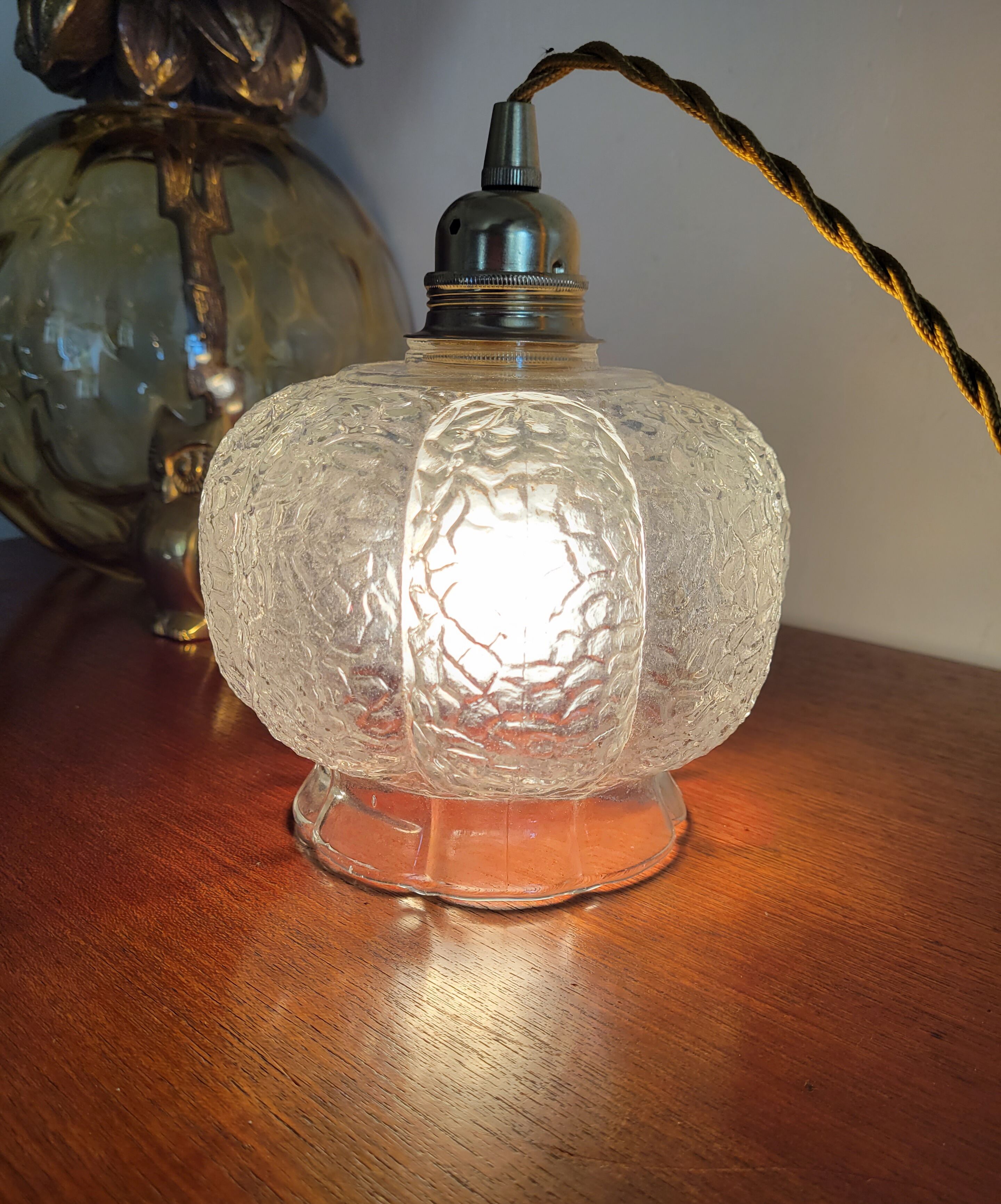 Moulded glass globe walking lamp