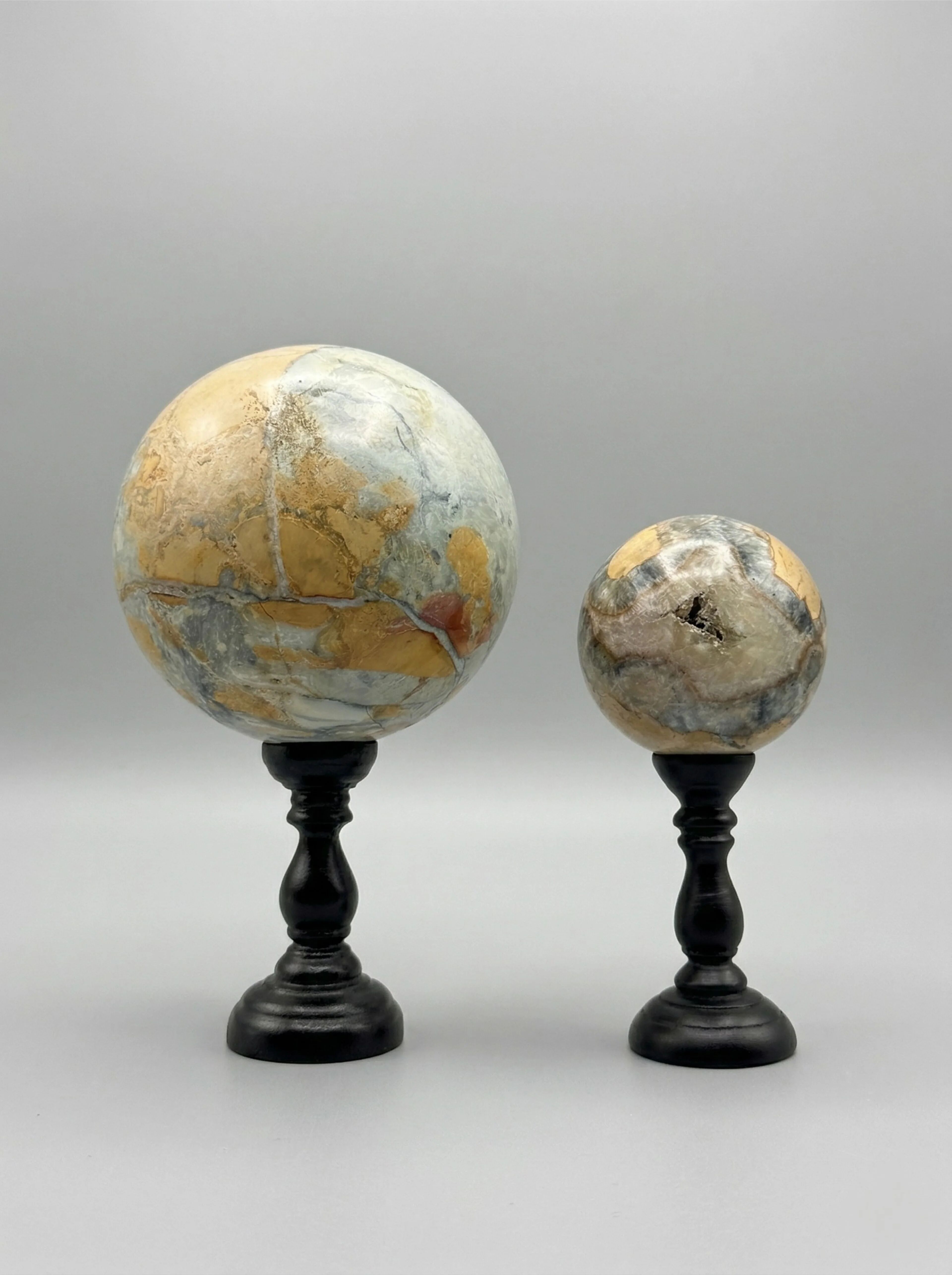 Pair of polished Maligano jasper spheres on bases – Mineral composition