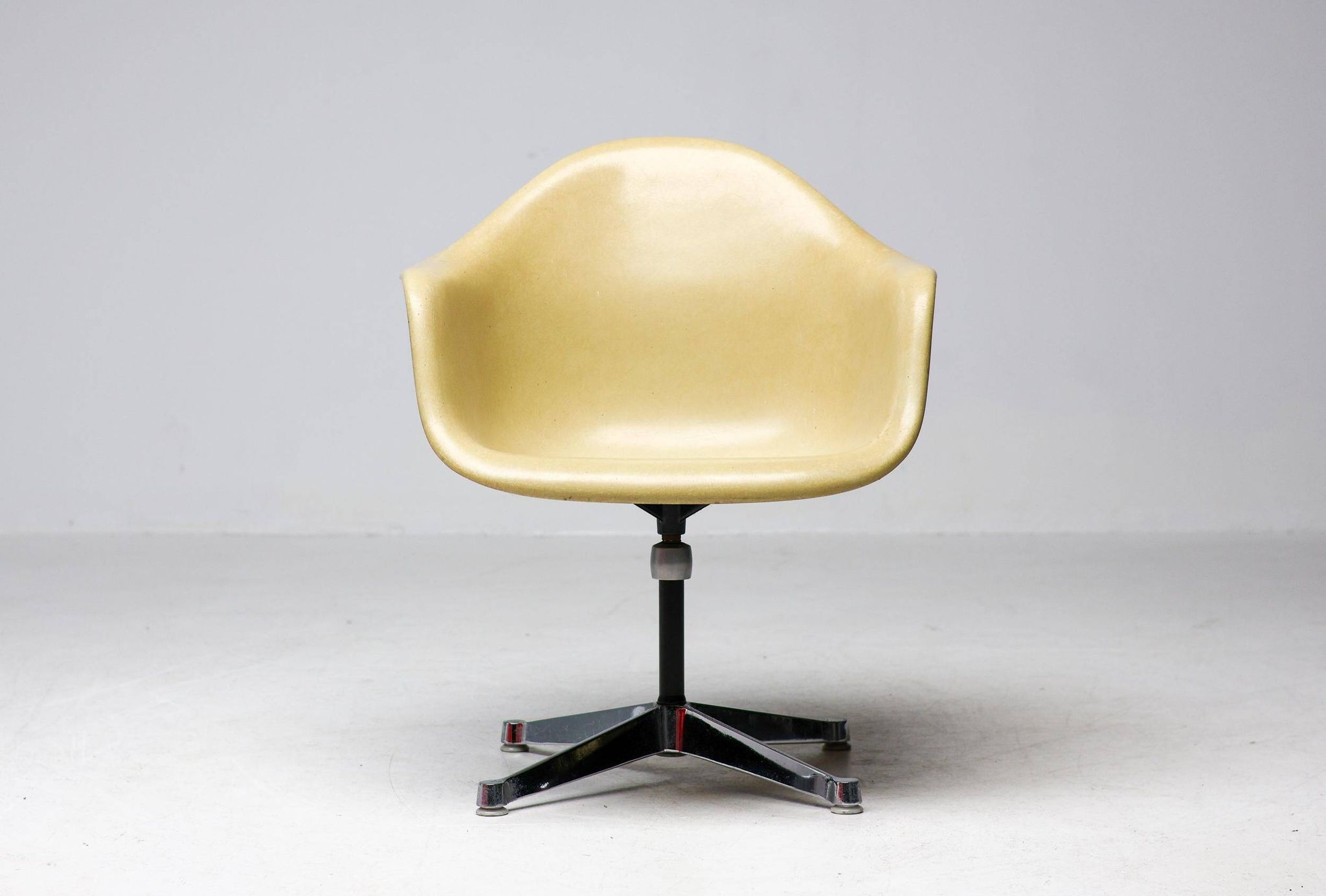 Chair based on the contract by Charles and Ray Eames for Herman Miller.