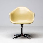 Chair based on the contract by Charles and Ray Eames for Herman Miller.