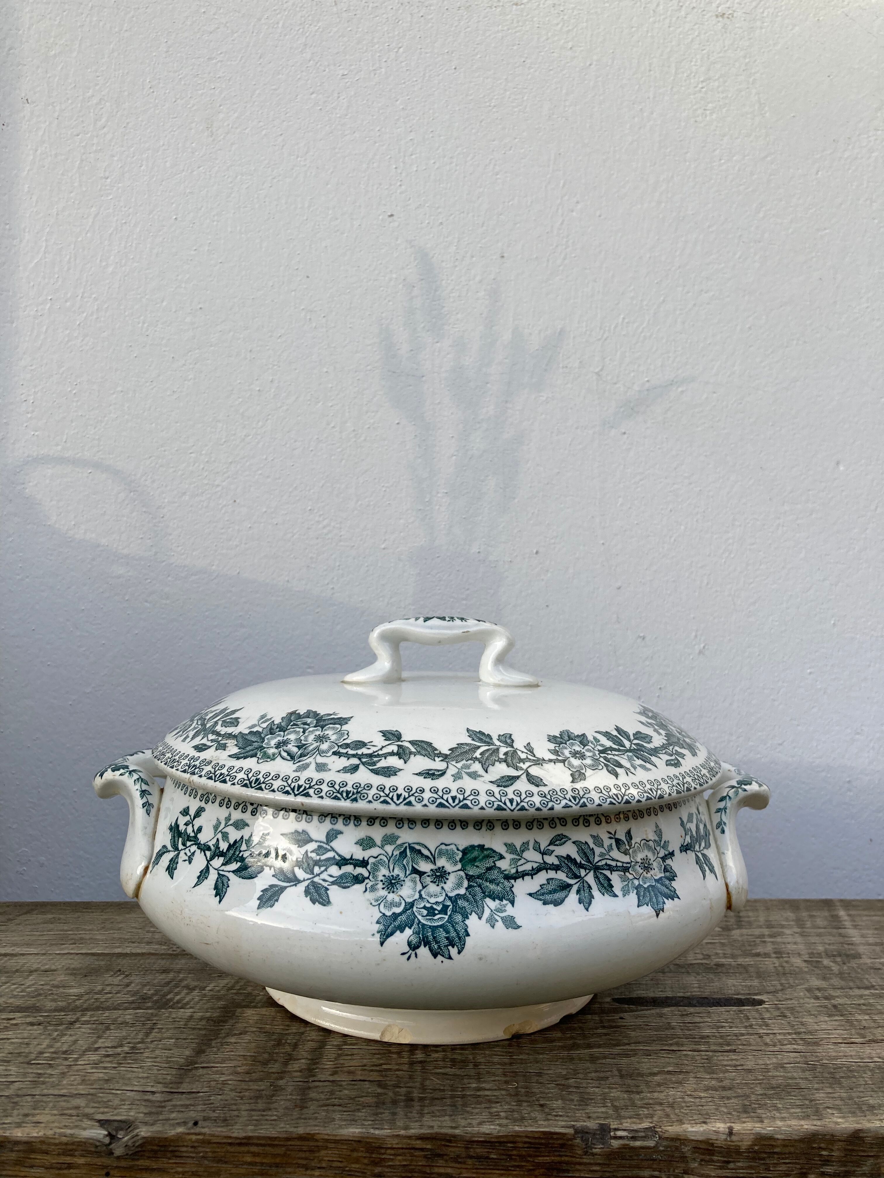 Iron earth tureen Saint Amand Guadeloupe ancient ceramic