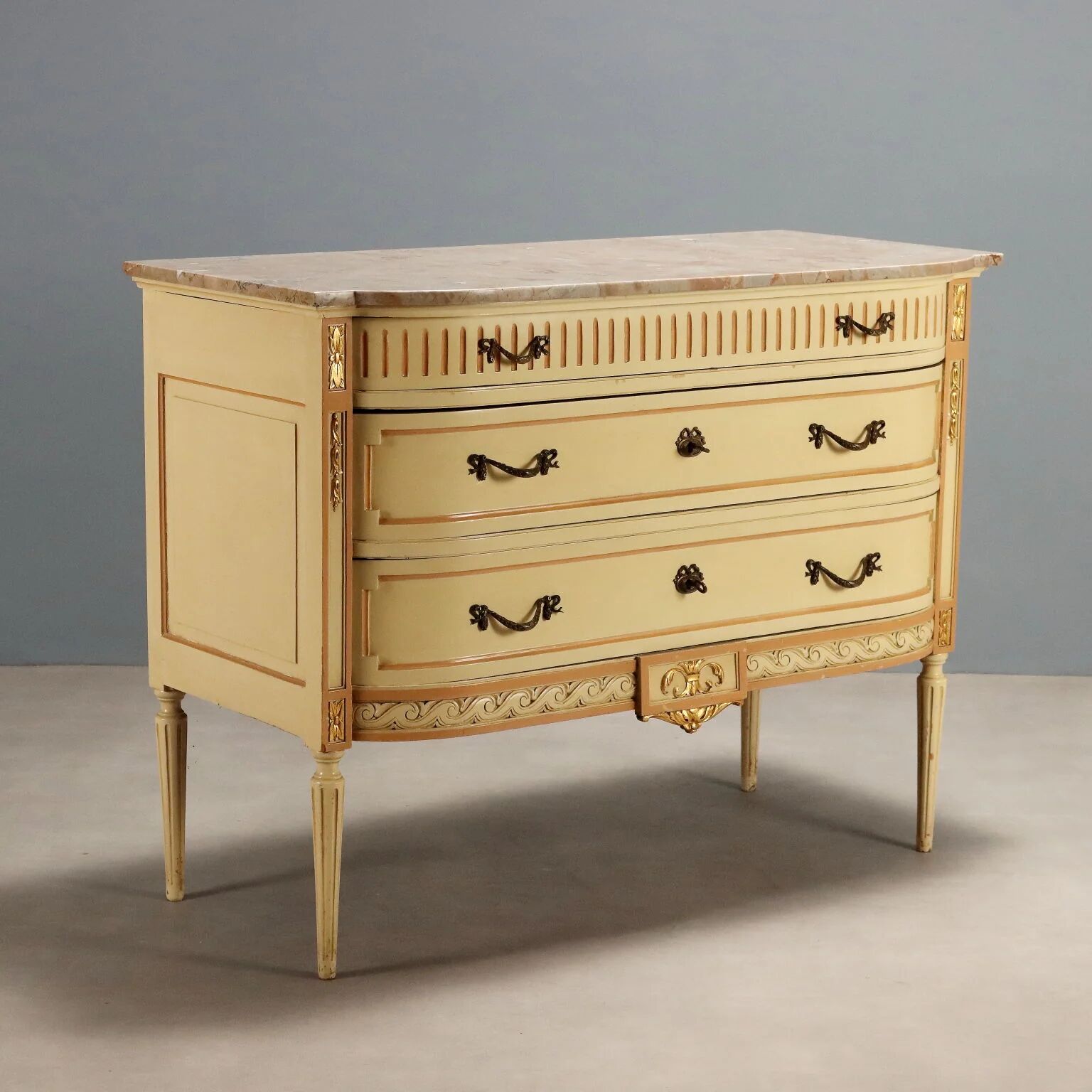 Antique neoclassical commode in lacquered wood from the 1900s.