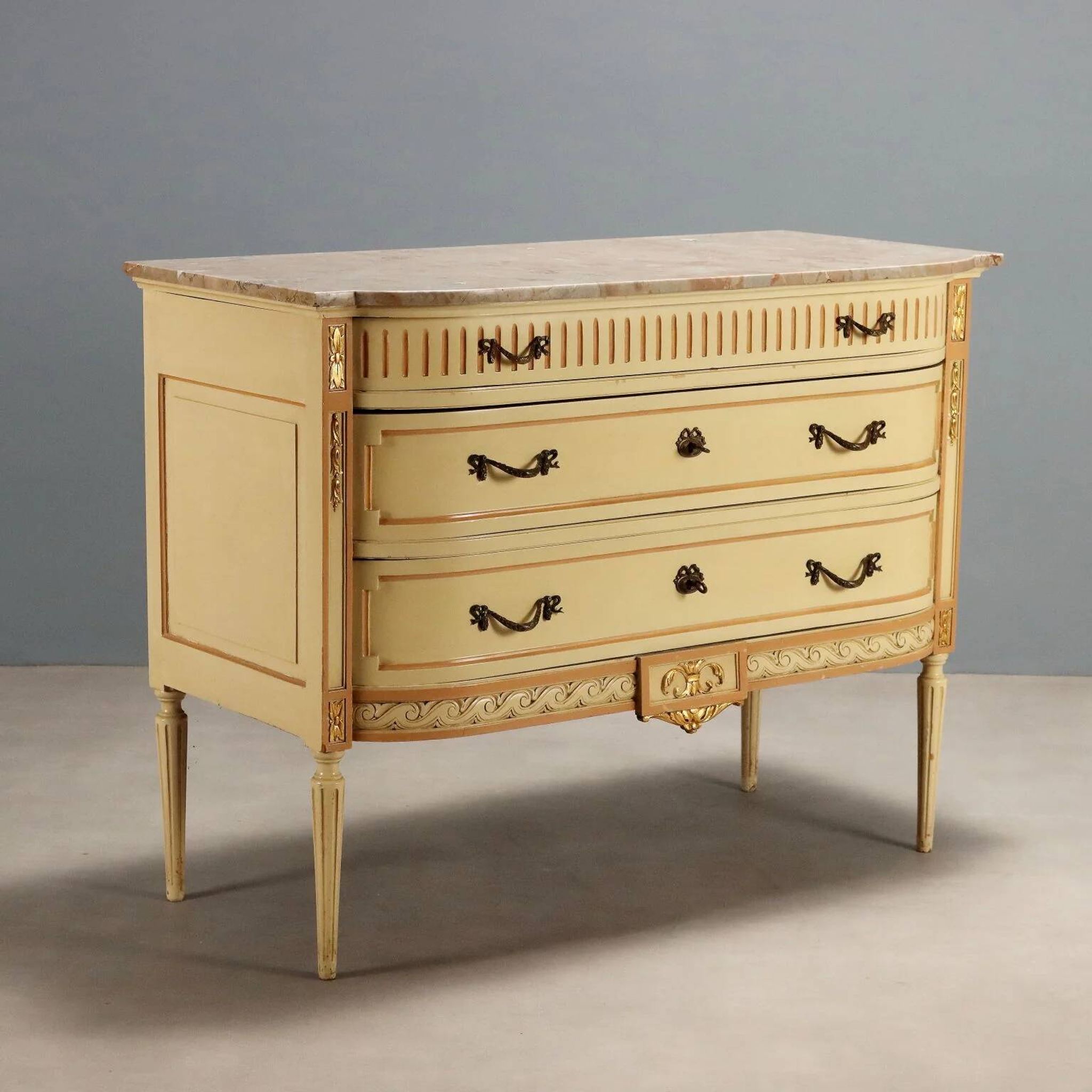 Antique neoclassical commode in lacquered wood from the 1900s.