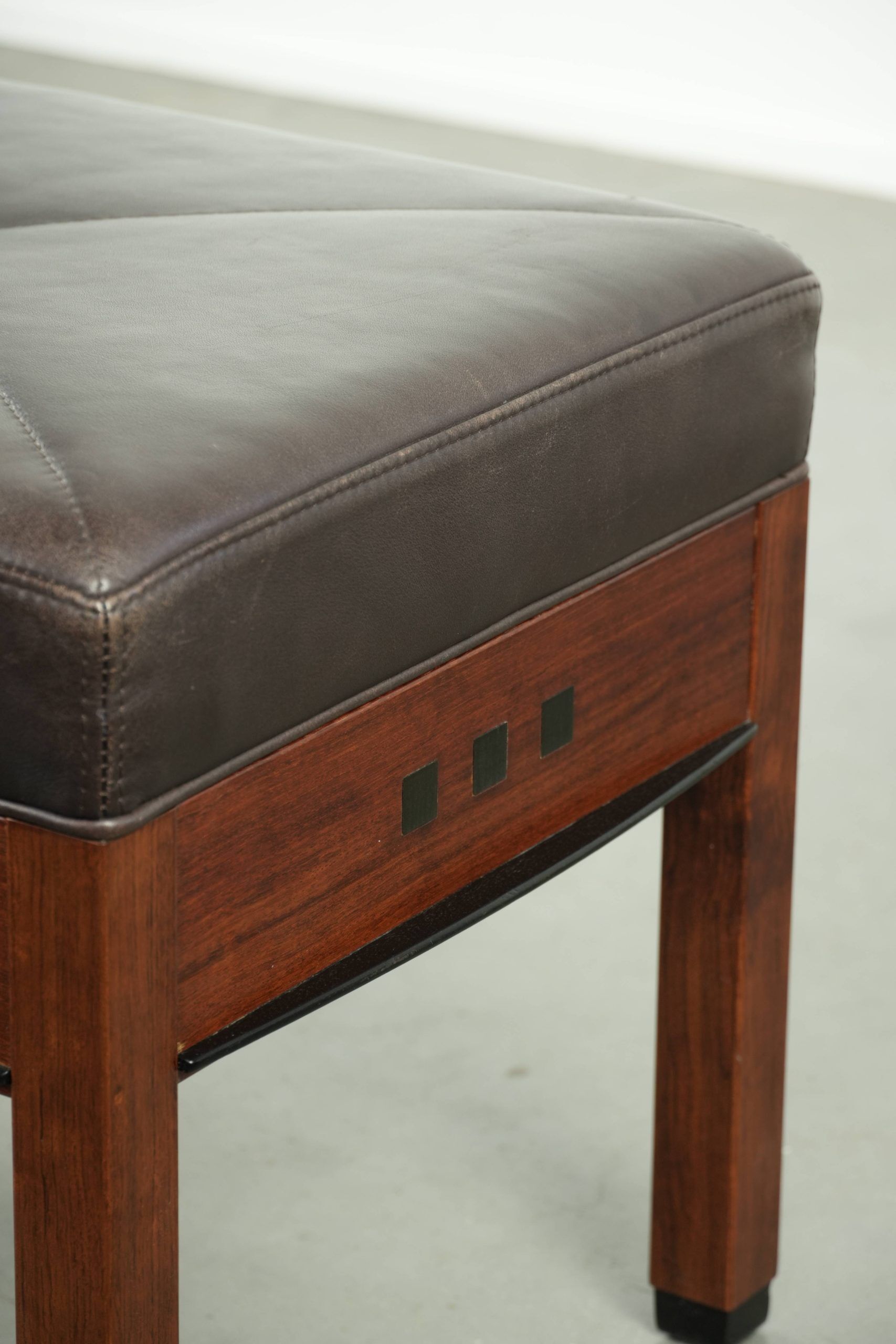 Pouf/tabouret en cuir marron chocolat au design Art Déco