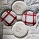 Assiettes à dessert vintage en faïence dépareillées avec motifs rouges