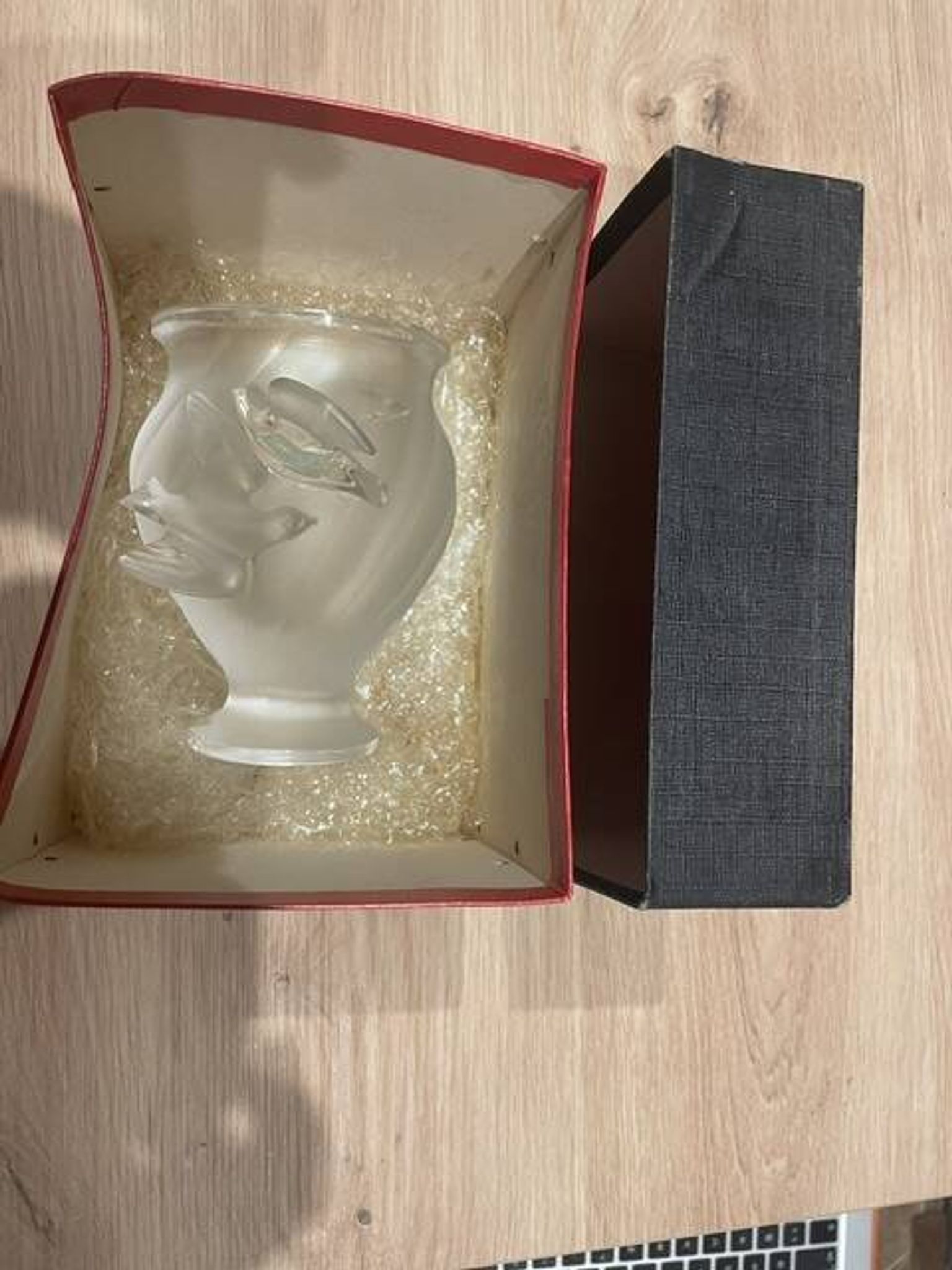Decorative vase with birds in Lalique crystal, France, signed by the brand.