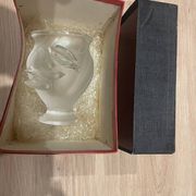 Decorative vase with birds in Lalique crystal, France, signed by the brand.