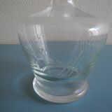 Carafe ancienne en verre soufflé et gravé