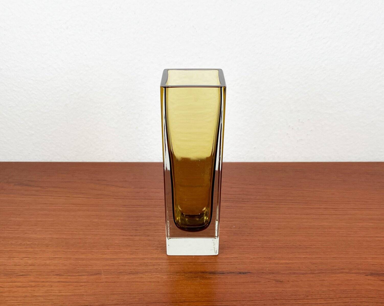 Minimalist Sommerso glass vase model Kf 296 from the mid-century by Kaj Franck for Nuutajärvi Notsjö, Finland, 1965.