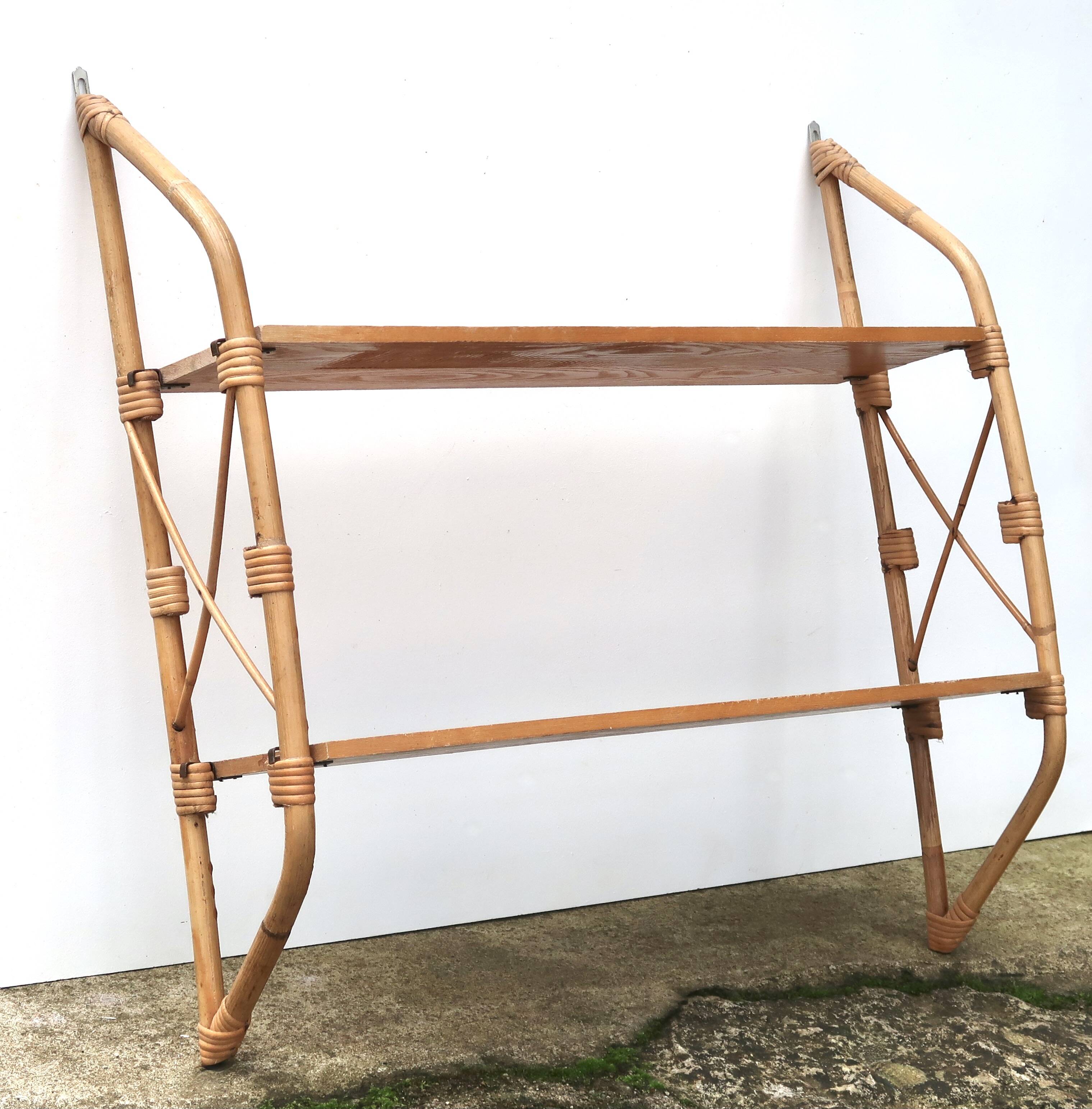 Etagère murale planches en bois et montants en rotin bambou