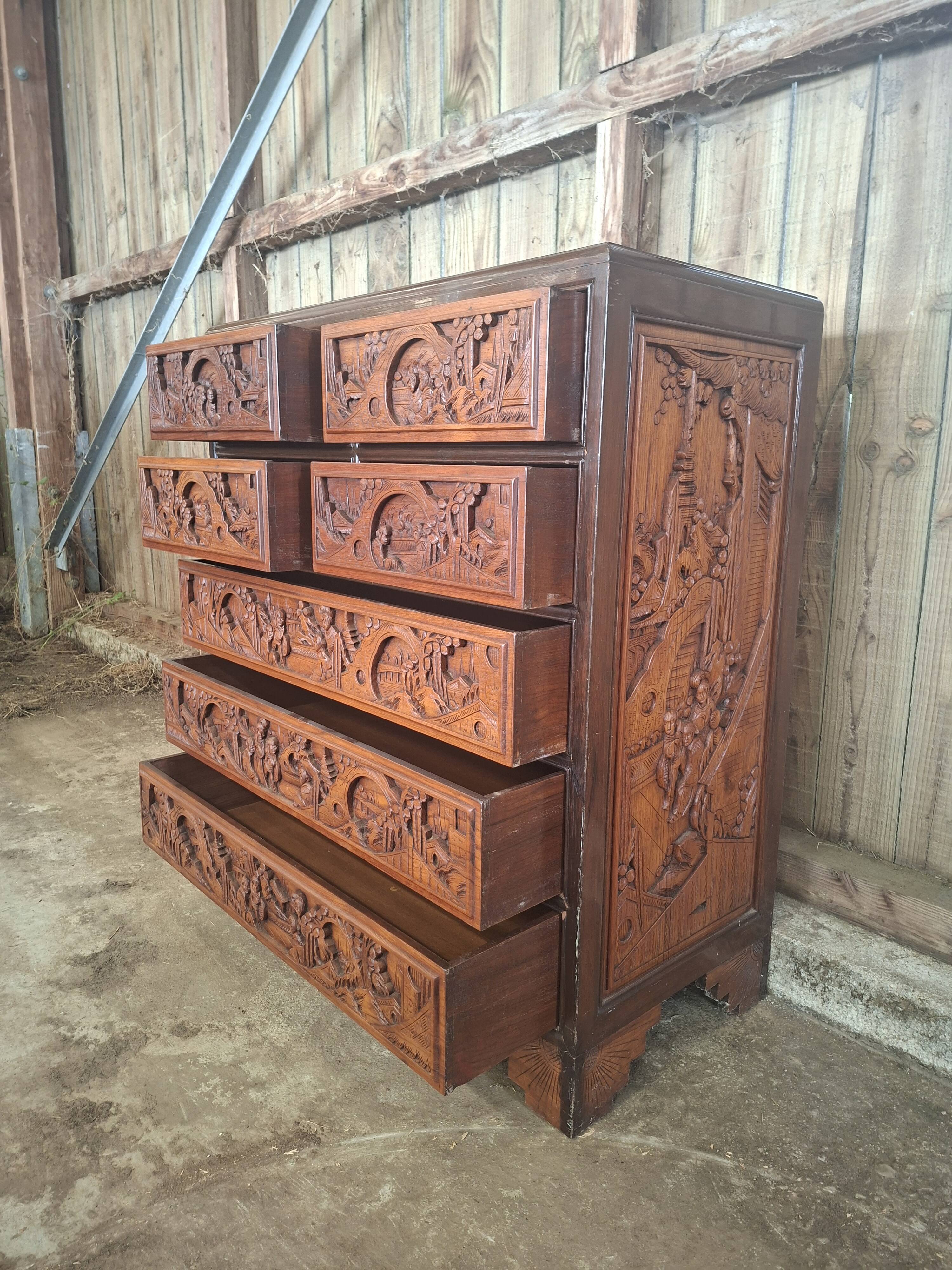 Commode / chiffonnier asiatique en bois sculpté – XXe siècle ( omb)