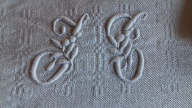 Lot d'un service de table comprenant une nappe et 6 serviettes