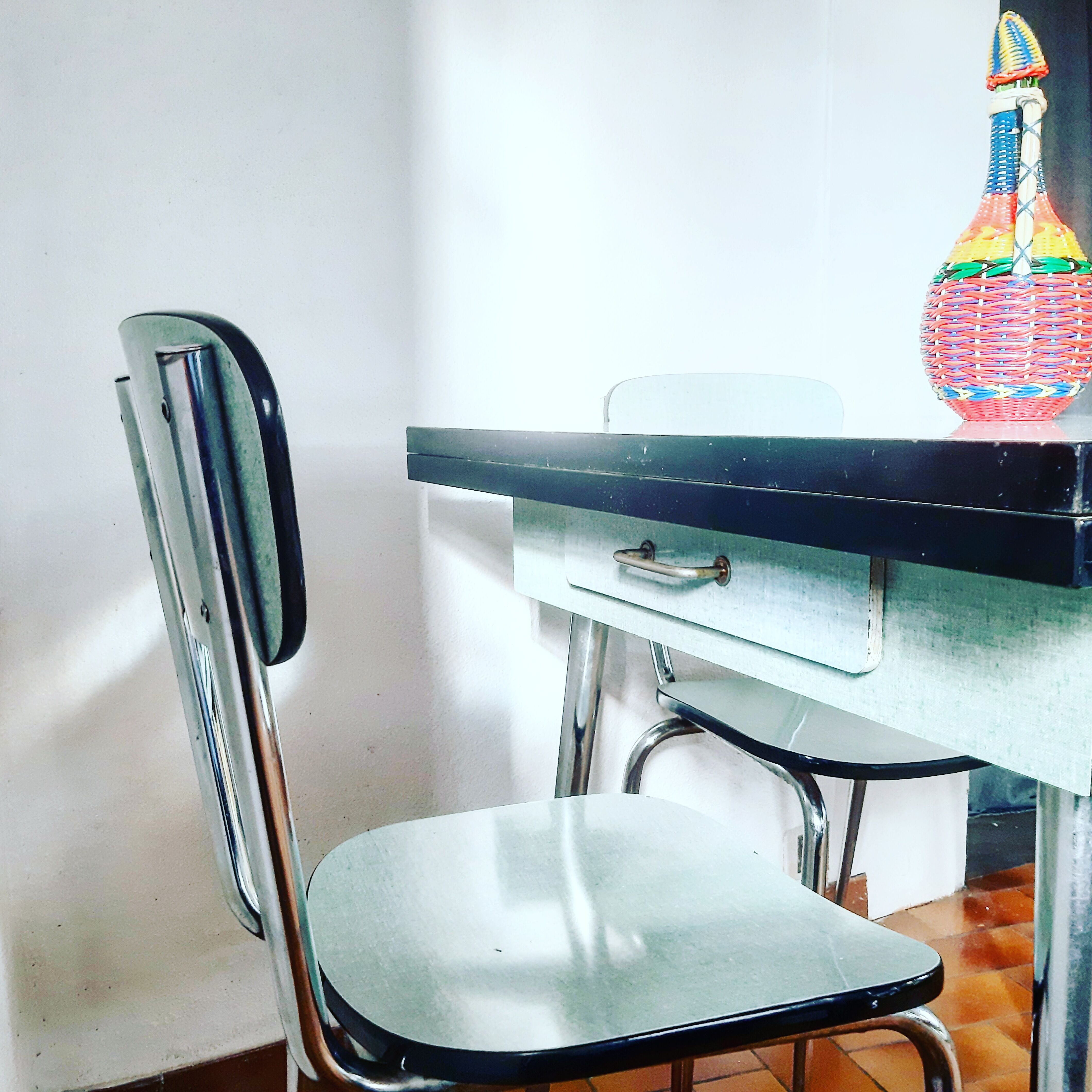 Table en formica des années 50 et ses 4 chaises assorties
