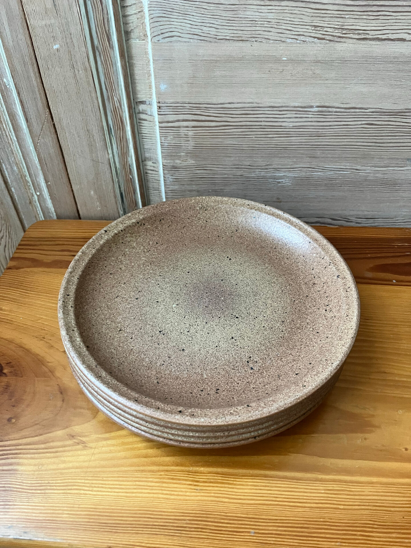 5 flat plates in stoneware